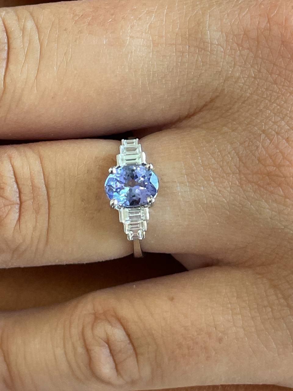 Anillo PITAYA oval de tanzanita y baguettes en oro blanco 18 ktes