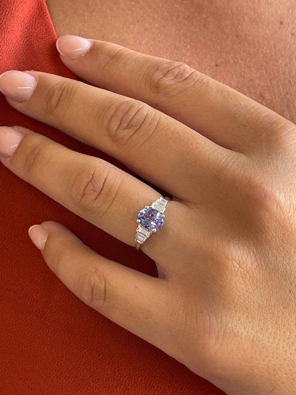 Anillo PITAYA oval de tanzanita y baguettes en oro blanco 18 ktes