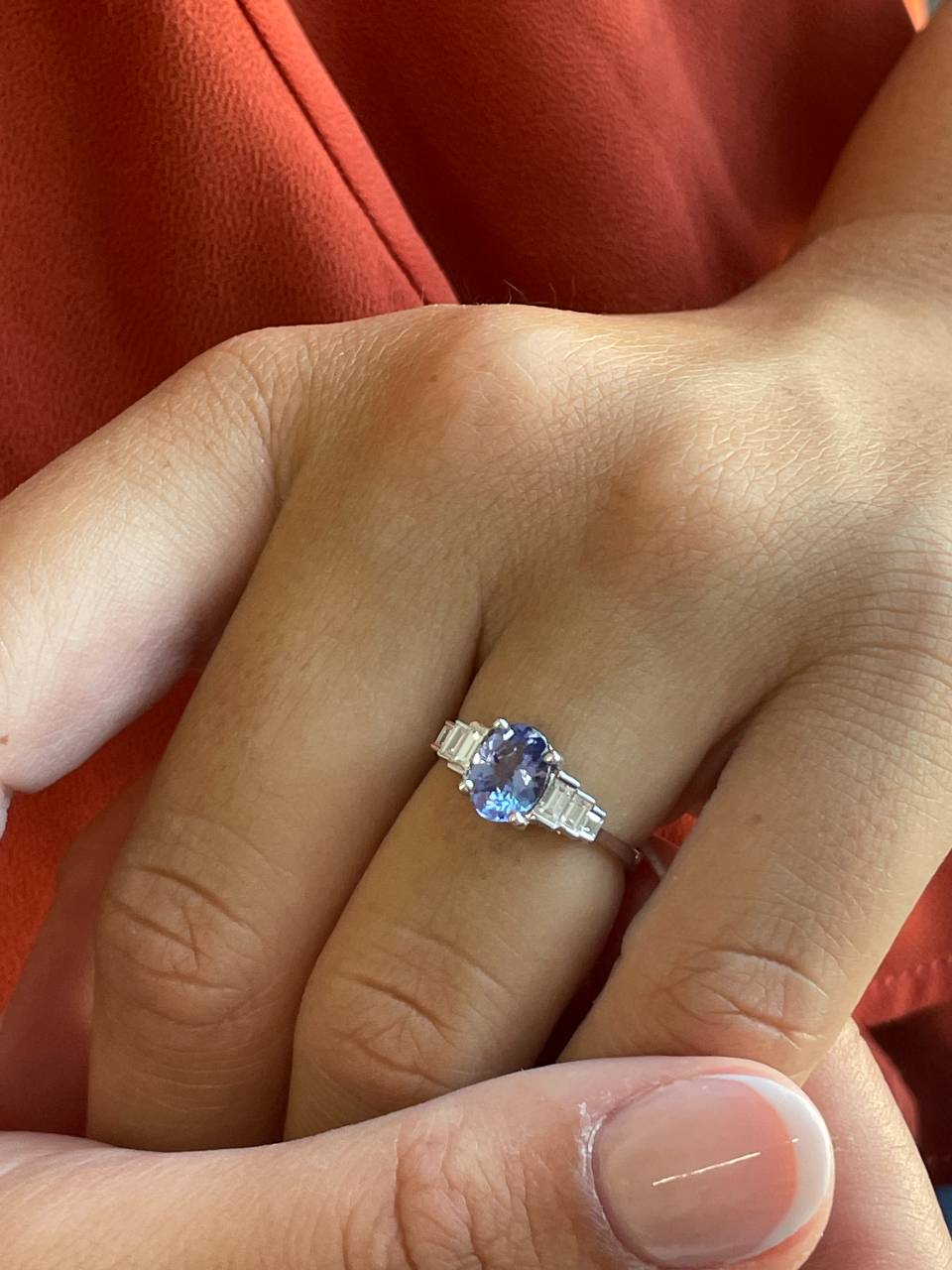 Anillo PITAYA oval de tanzanita y baguettes en oro blanco 18 ktes