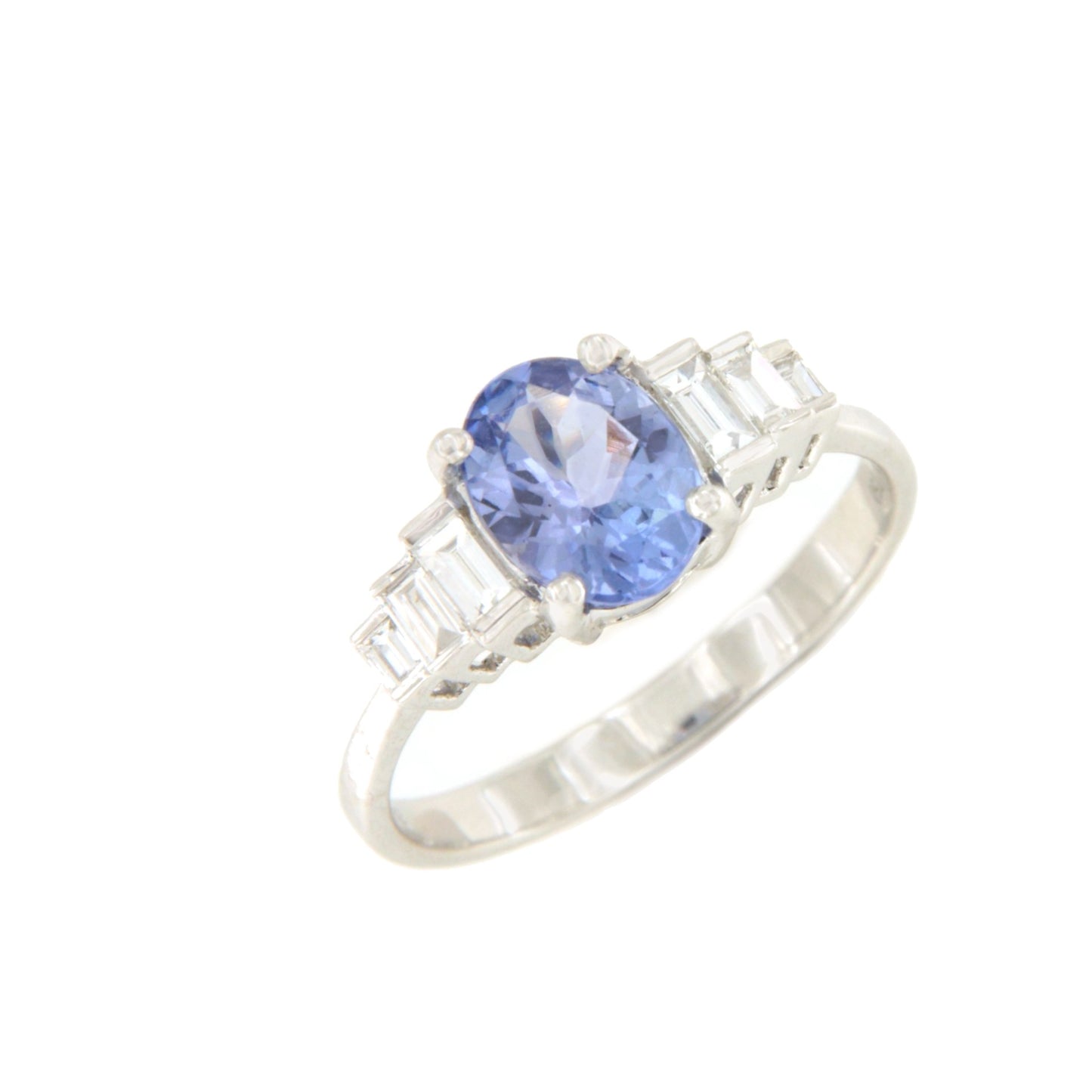 Anillo PITAYA oval de tanzanita y baguettes en oro blanco 18 ktes