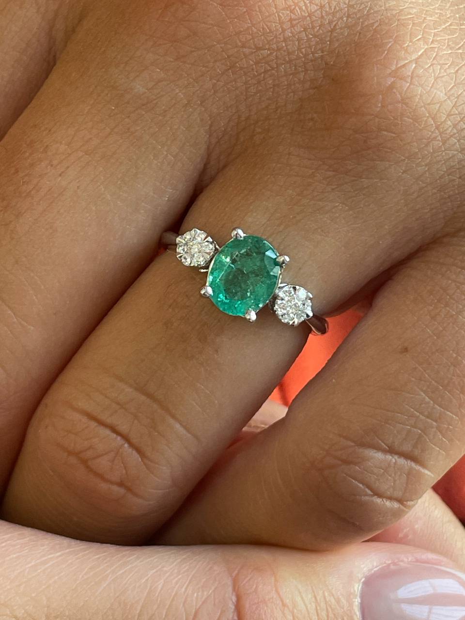 Anillo MANGO esmeralda oval y brillantes en oro blanco de 18 ktes.