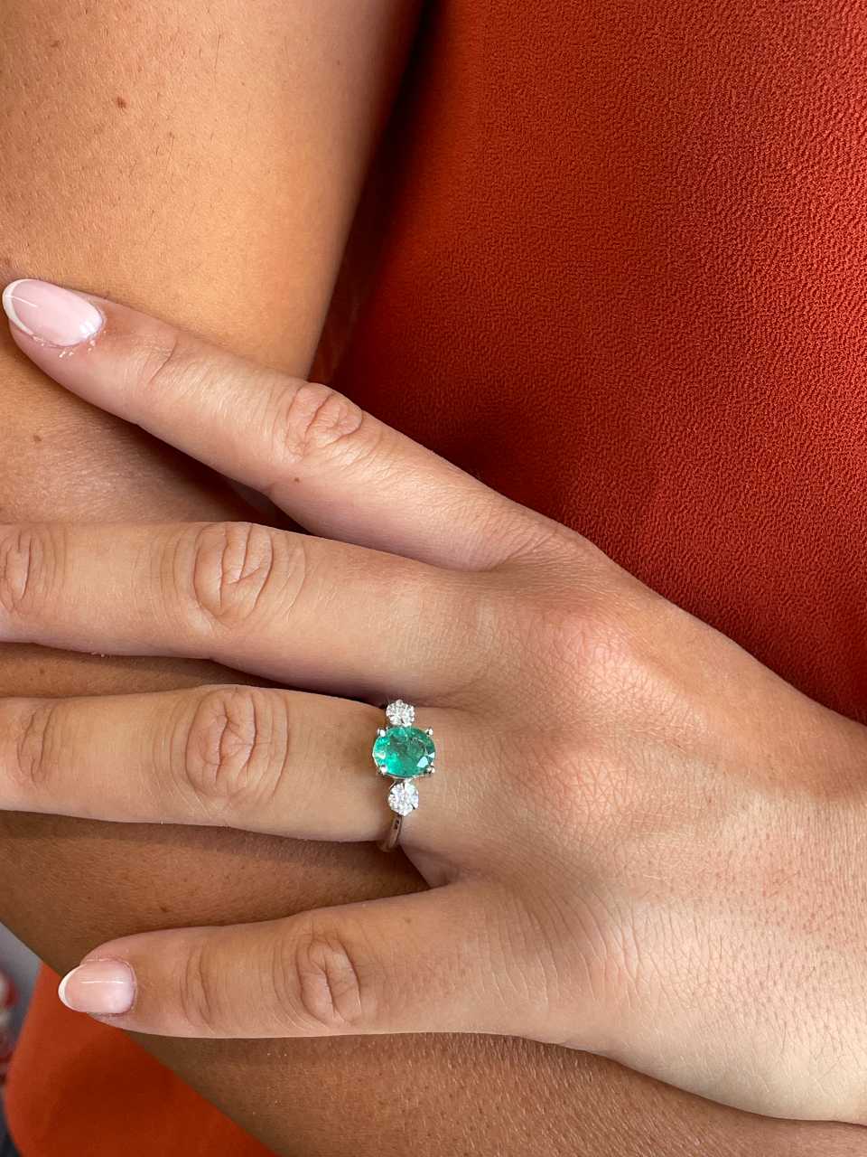 Anillo MANGO esmeralda oval y brillantes en oro blanco de 18 ktes.