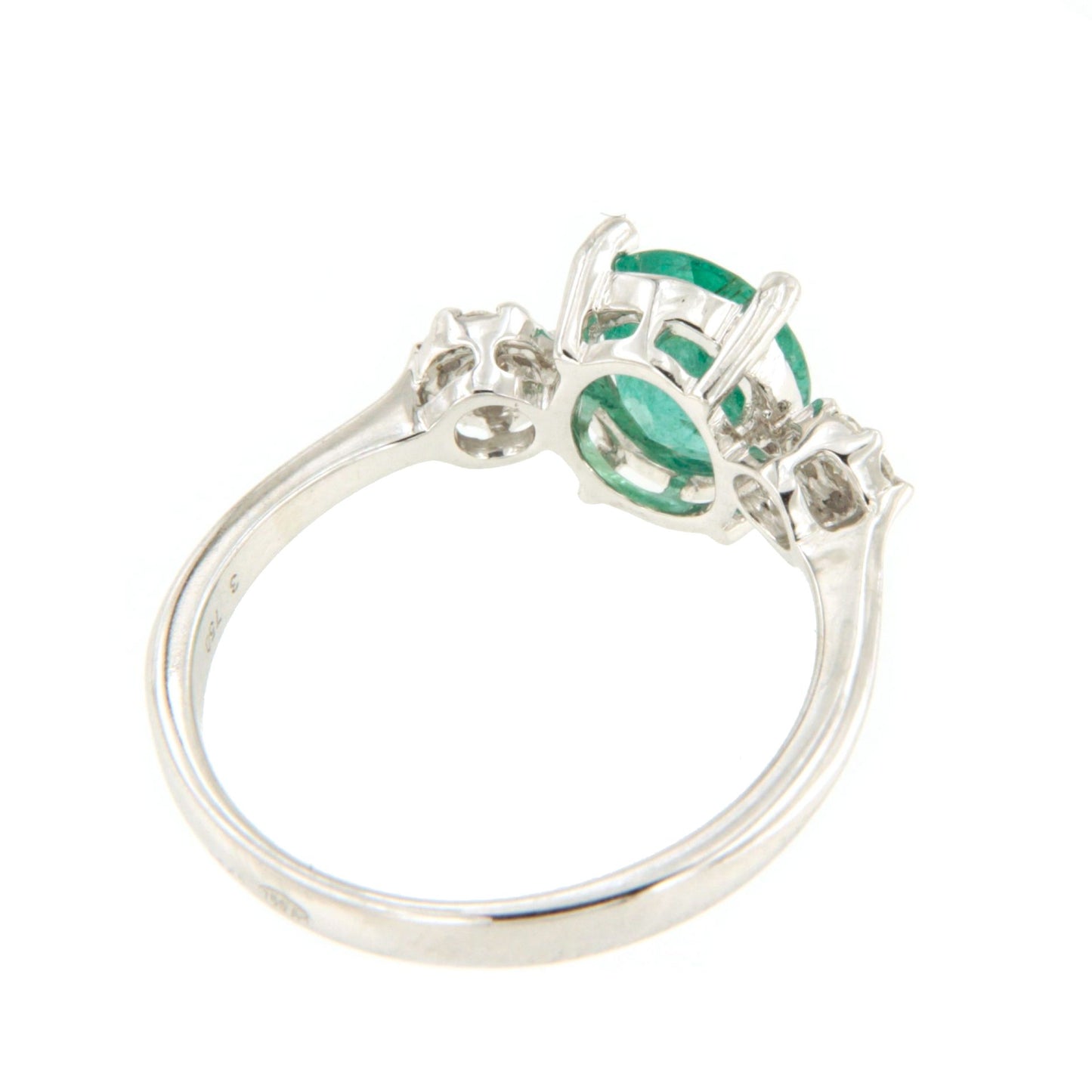 Anillo MANGO esmeralda oval y brillantes en oro blanco de 18 ktes.