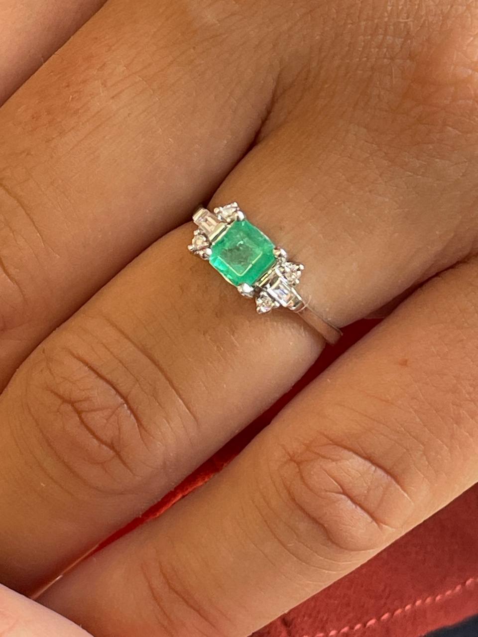 Anillo SUTTON esmeralda, brillantes y baguettes en oro blanco de 18 ktes.