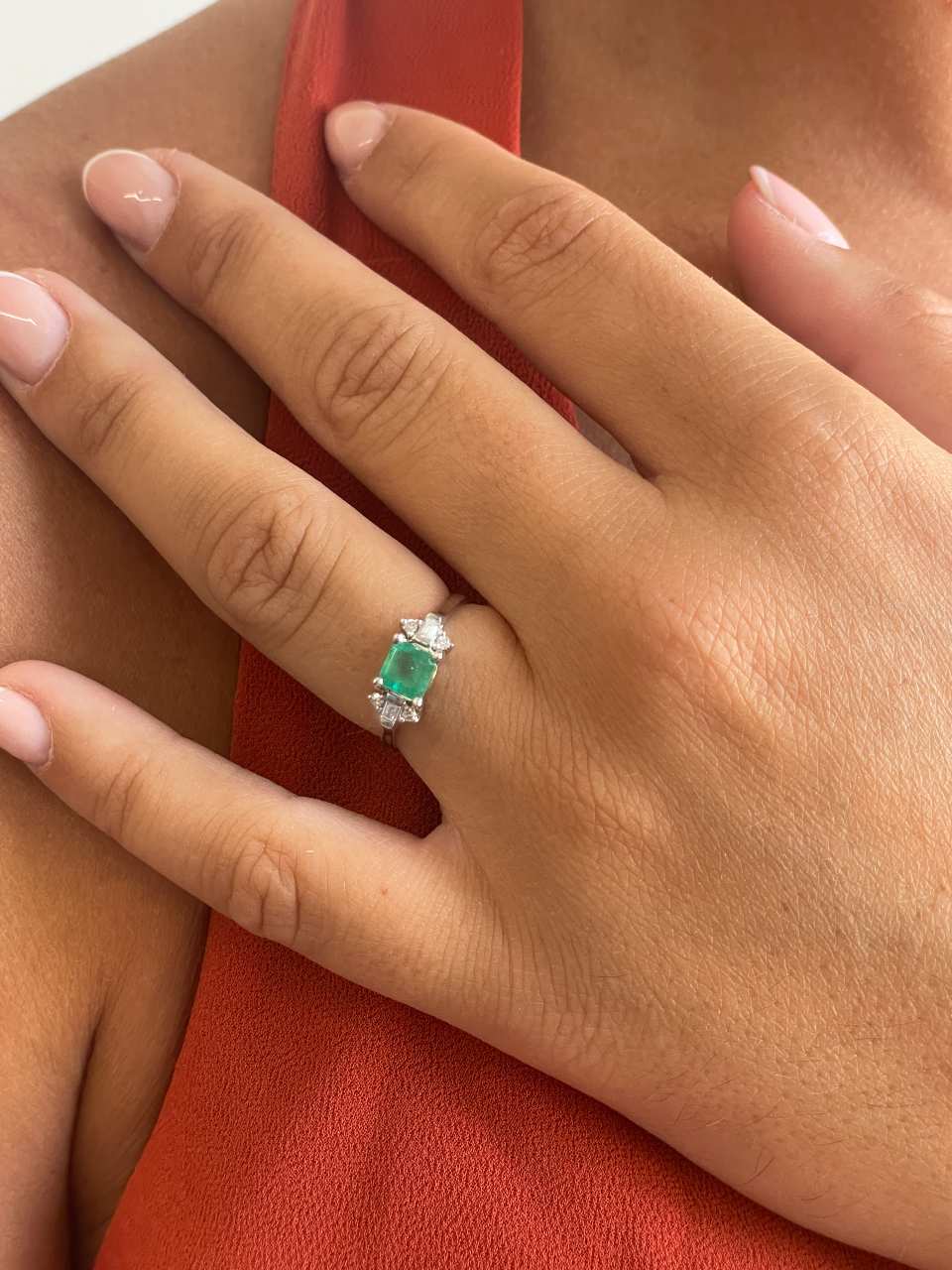 Anillo SUTTON esmeralda, brillantes y baguettes en oro blanco de 18 ktes.