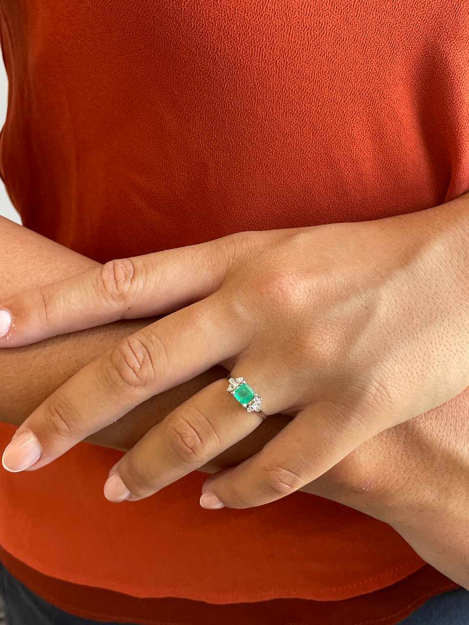 Anillo SUTTON esmeralda, brillantes y baguettes en oro blanco de 18 ktes.