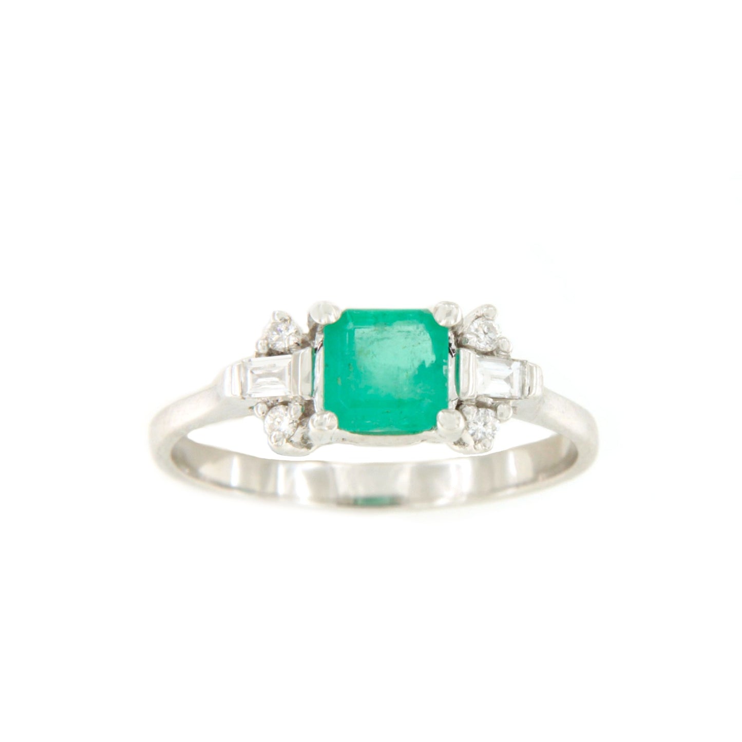 Anillo SUTTON esmeralda, brillantes y baguettes en oro blanco de 18 ktes.