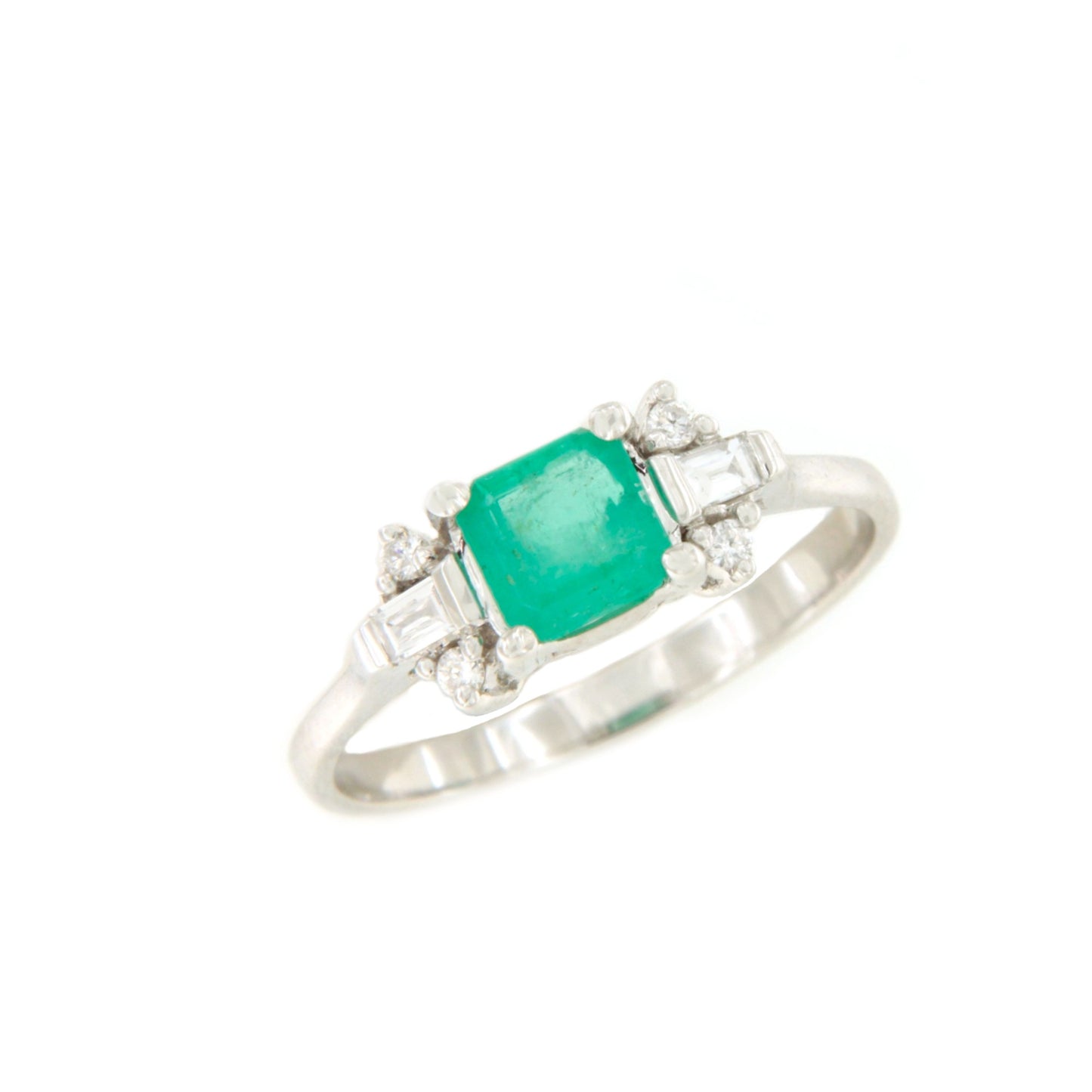 Anillo SUTTON esmeralda, brillantes y baguettes en oro blanco de 18 ktes.