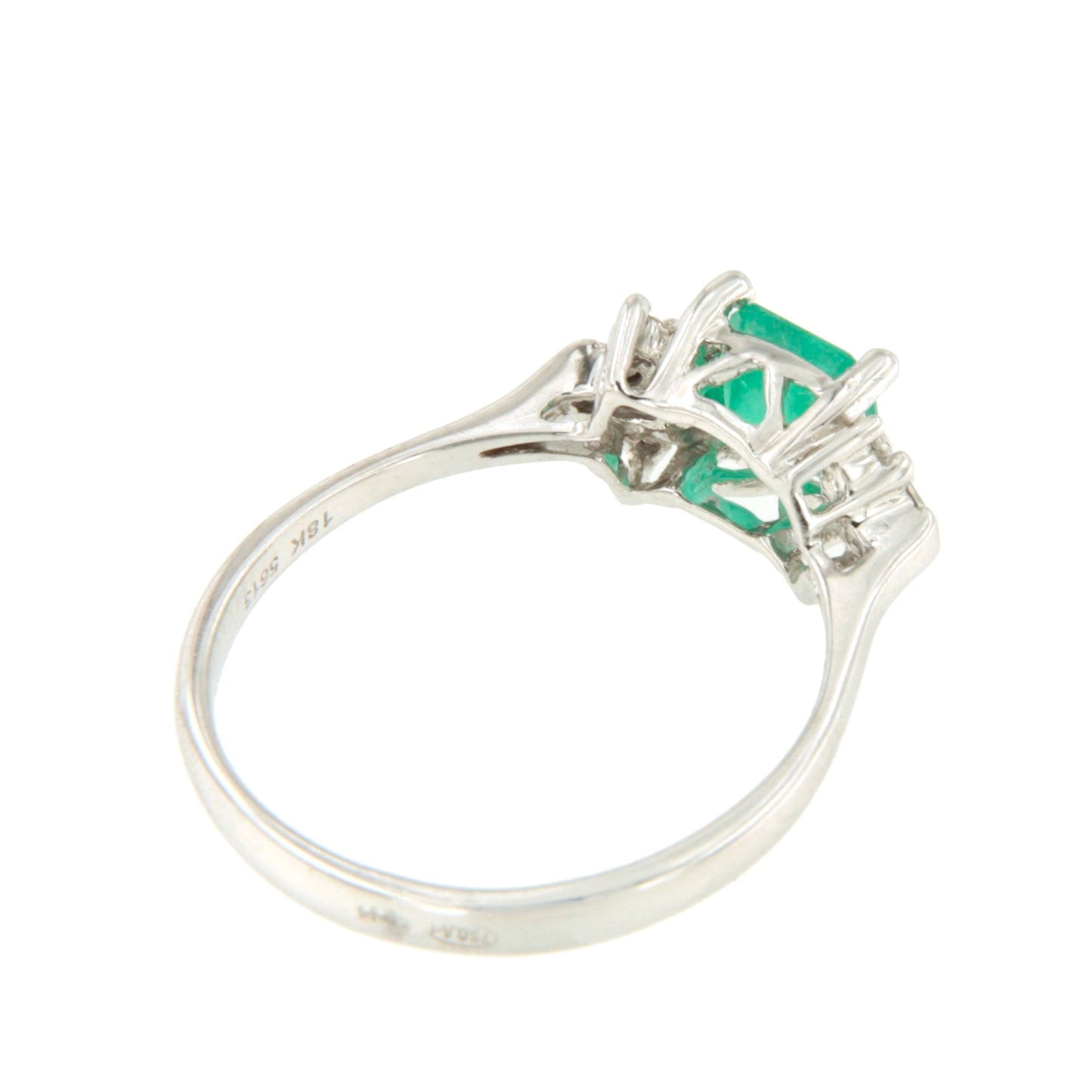 Anillo SUTTON esmeralda, brillantes y baguettes en oro blanco de 18 ktes.