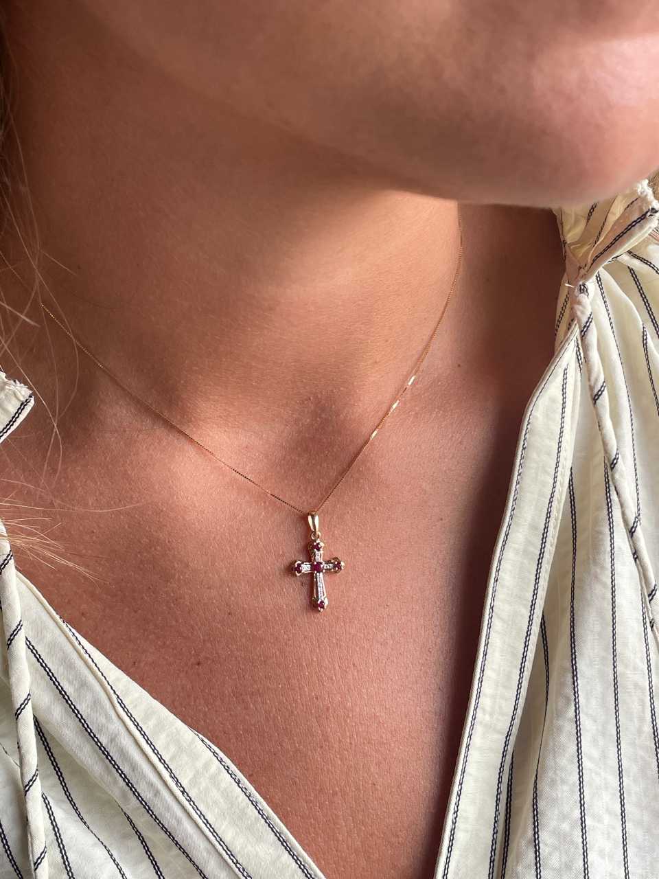 ILUMIA cross in 14k gold with diamonds and sapphire/ruby