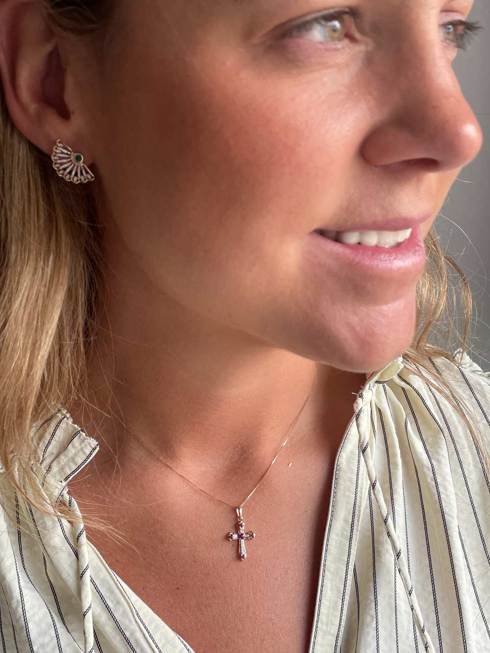 ILUMIA cross in 14k gold with diamonds and sapphire/ruby