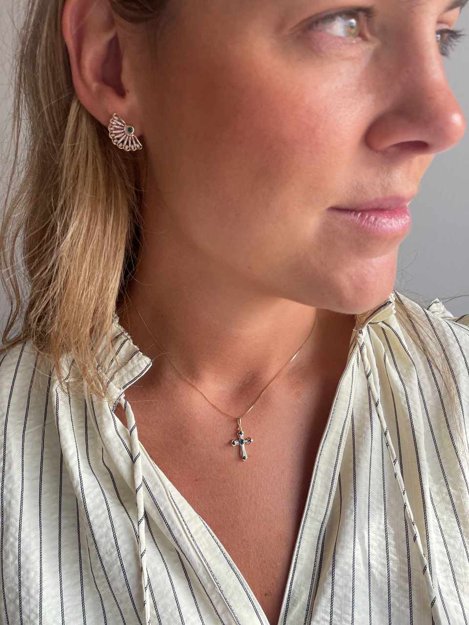 ILUMIA cross in 14k gold with diamonds and sapphire/ruby