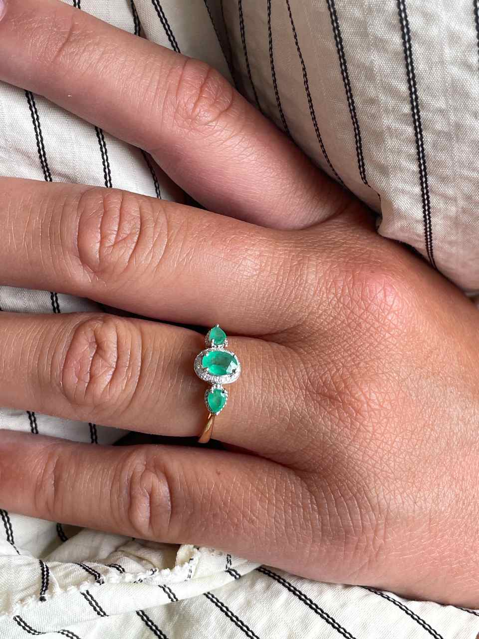 LUMARA ring with diamonds in 14k yellow gold and emeralds