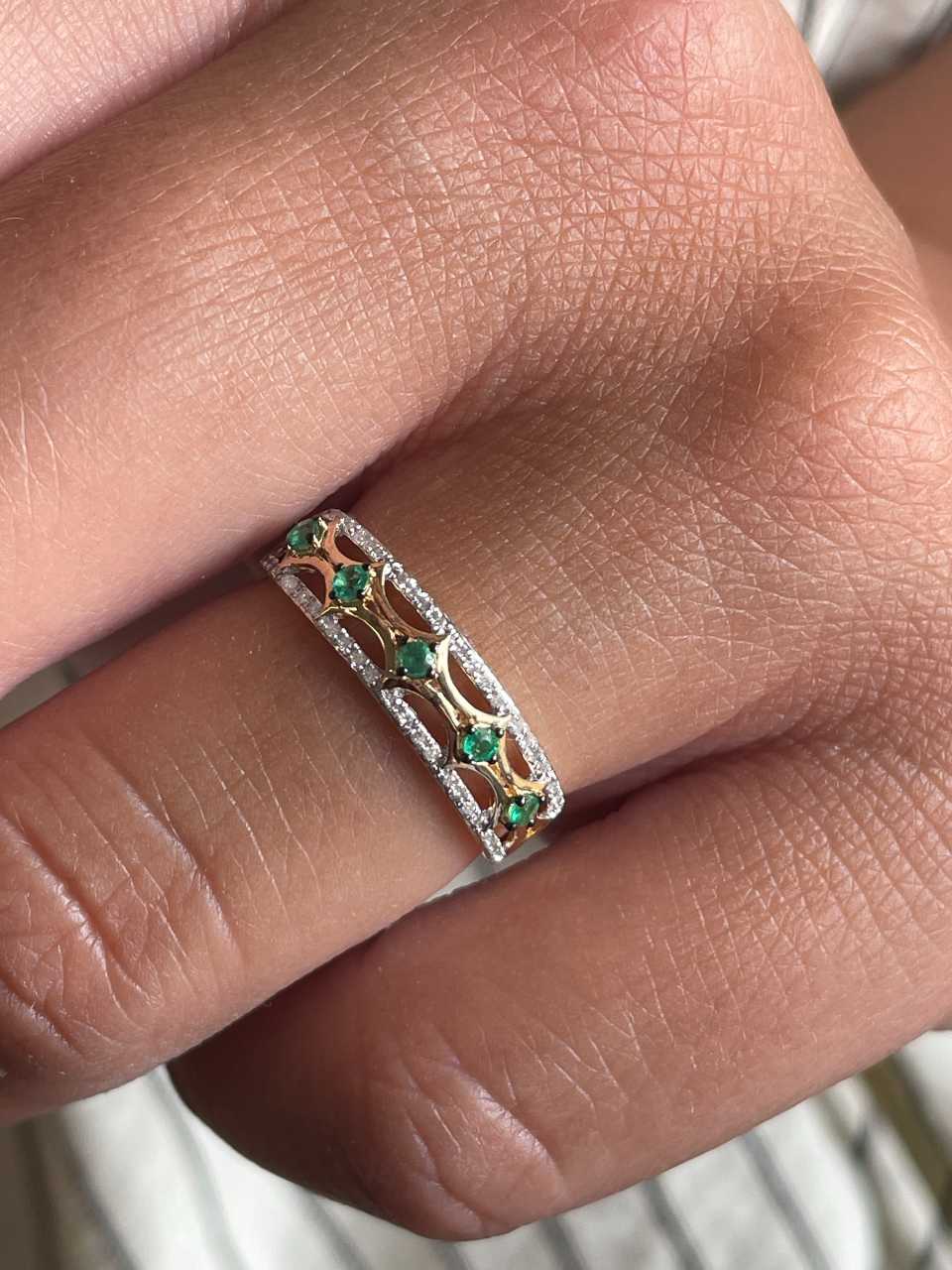 ONIRA wedding band with diamonds in 14k yellow gold and emeralds