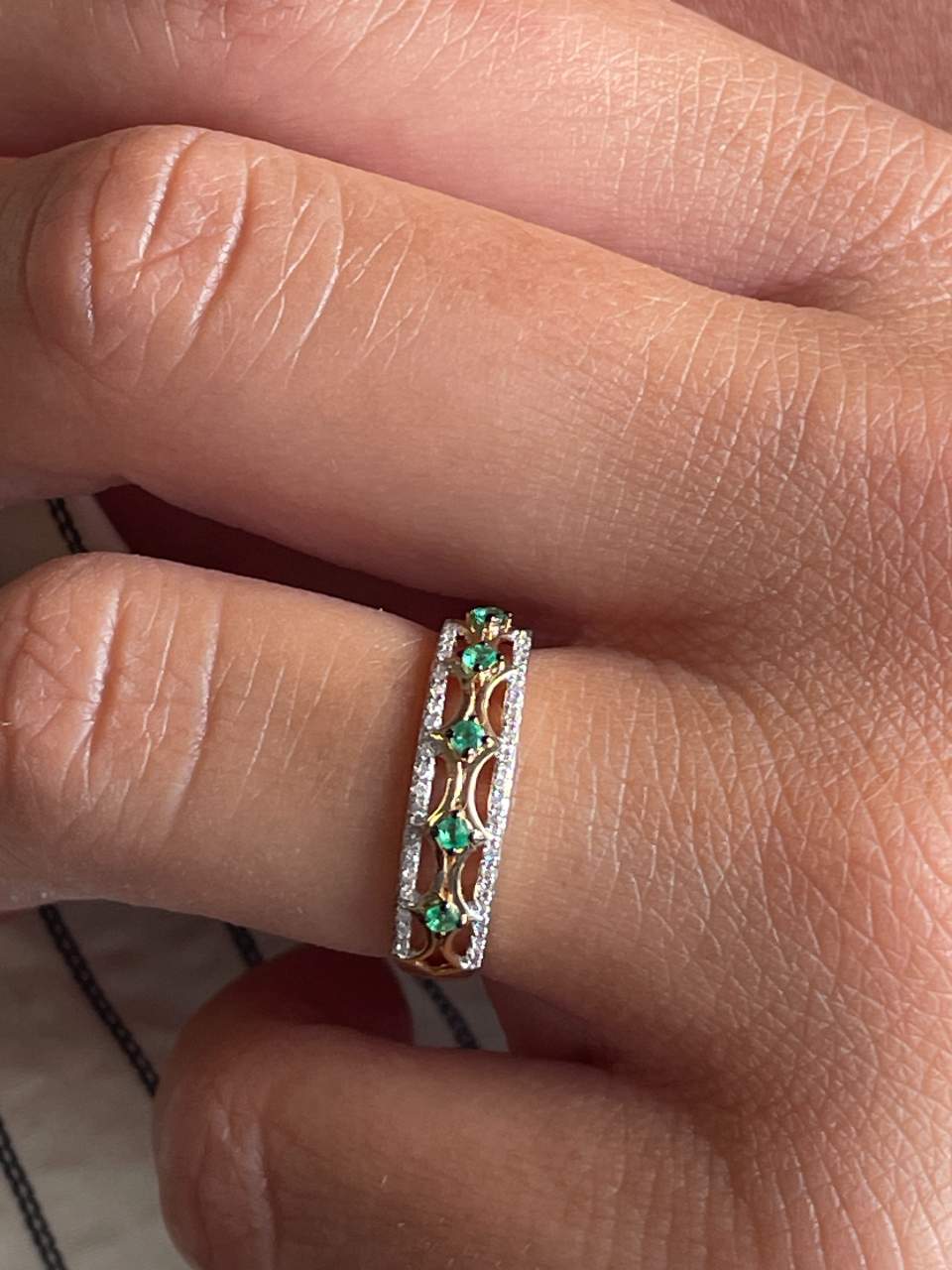 ONIRA wedding band with diamonds in 14k yellow gold and emeralds