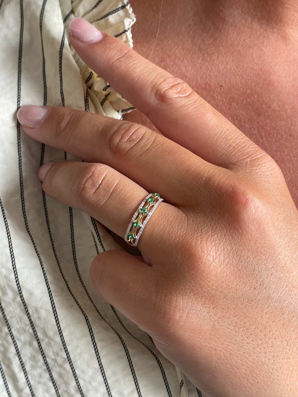 ONIRA wedding band with diamonds in 14k yellow gold and emeralds