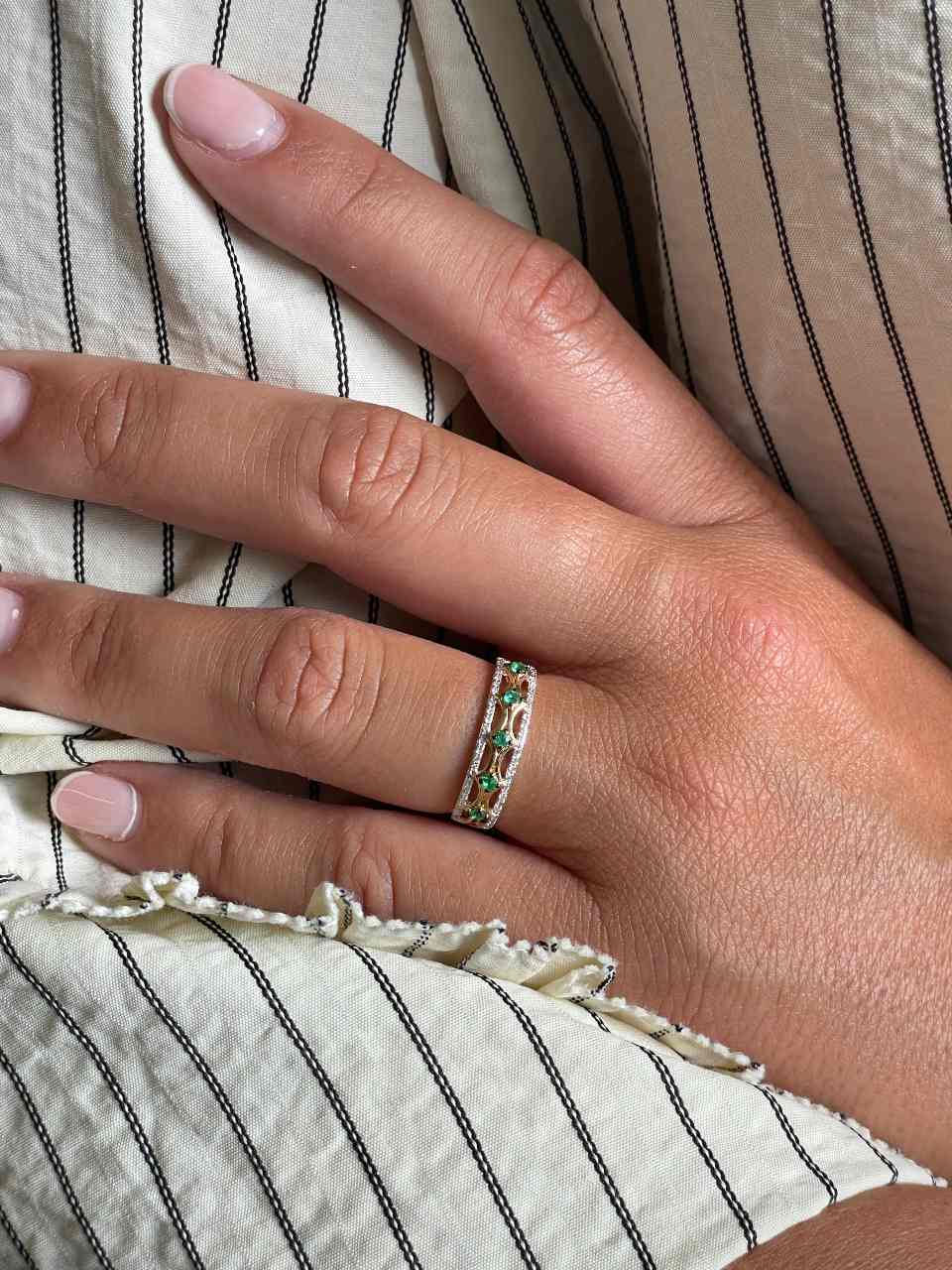 ONIRA wedding band with diamonds in 14k yellow gold and emeralds