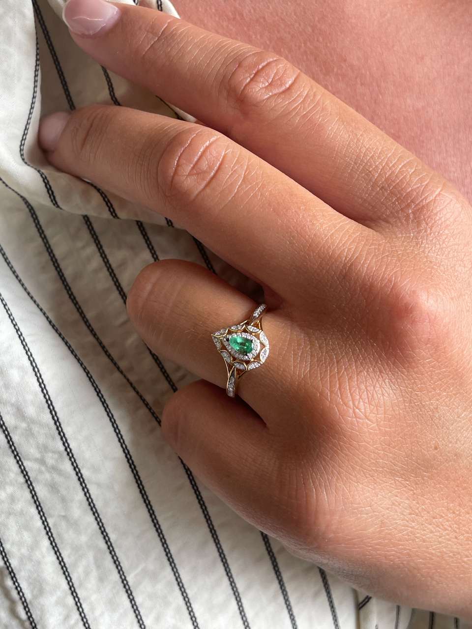 SAIREN ring with diamonds in 14k yellow gold and emeralds