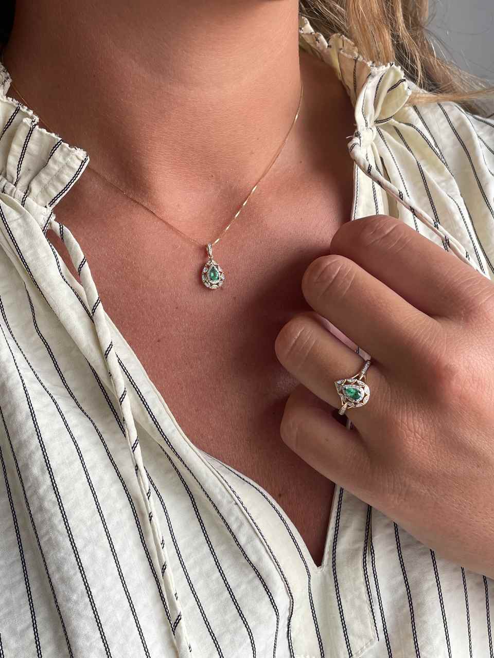 SAIREN ring with diamonds in 14k yellow gold and emeralds