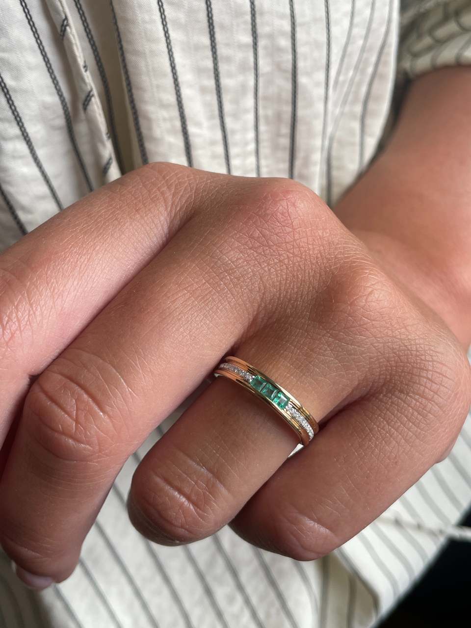 Anillo TISARA alianza con brillantes en oro amarillo de 14 ktes y rubies/esmeraldas