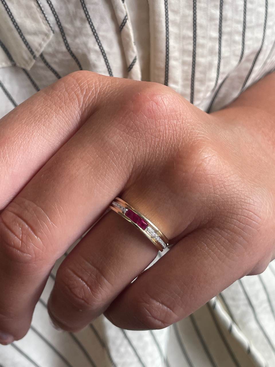 Anillo TISARA alianza con brillantes en oro amarillo de 14 ktes y rubies/esmeraldas