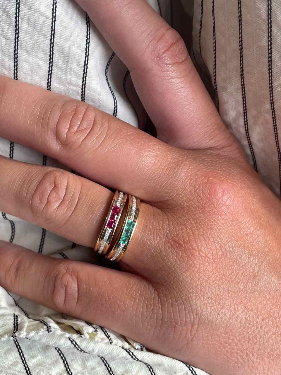 Anillo TISARA alianza con brillantes en oro amarillo de 14 ktes y rubies/esmeraldas