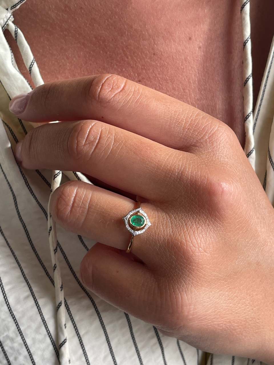 Anillo ELARIA con brillantes en oro de 14 ktes, diamantes y rubí/esmeralda