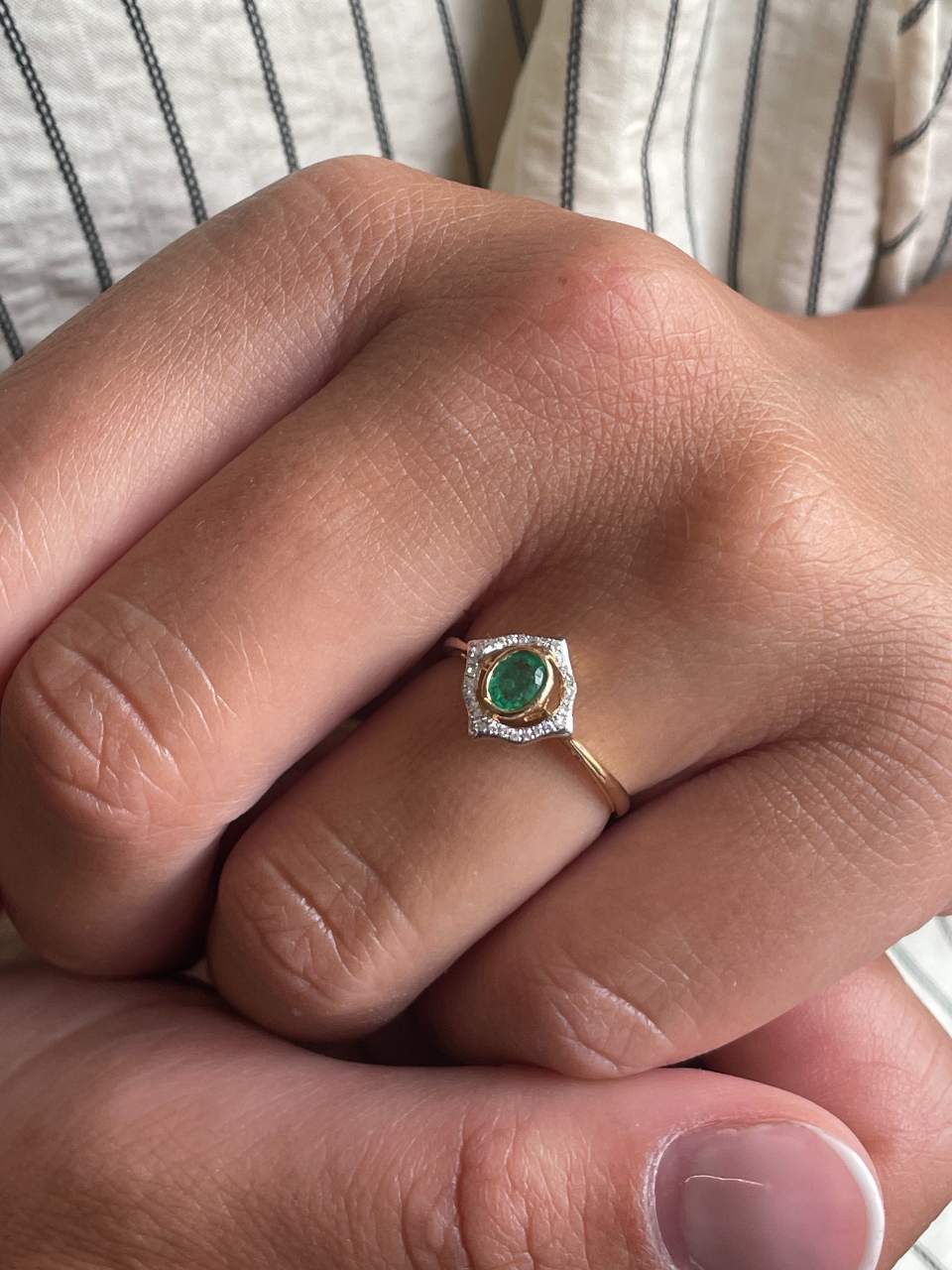 Anillo ELARIA con brillantes en oro de 14 ktes, diamantes y rubí/esmeralda