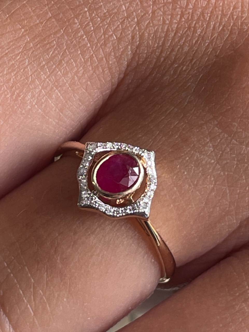 Anillo ELARIA con brillantes en oro de 14 ktes, diamantes y rubí/esmeralda
