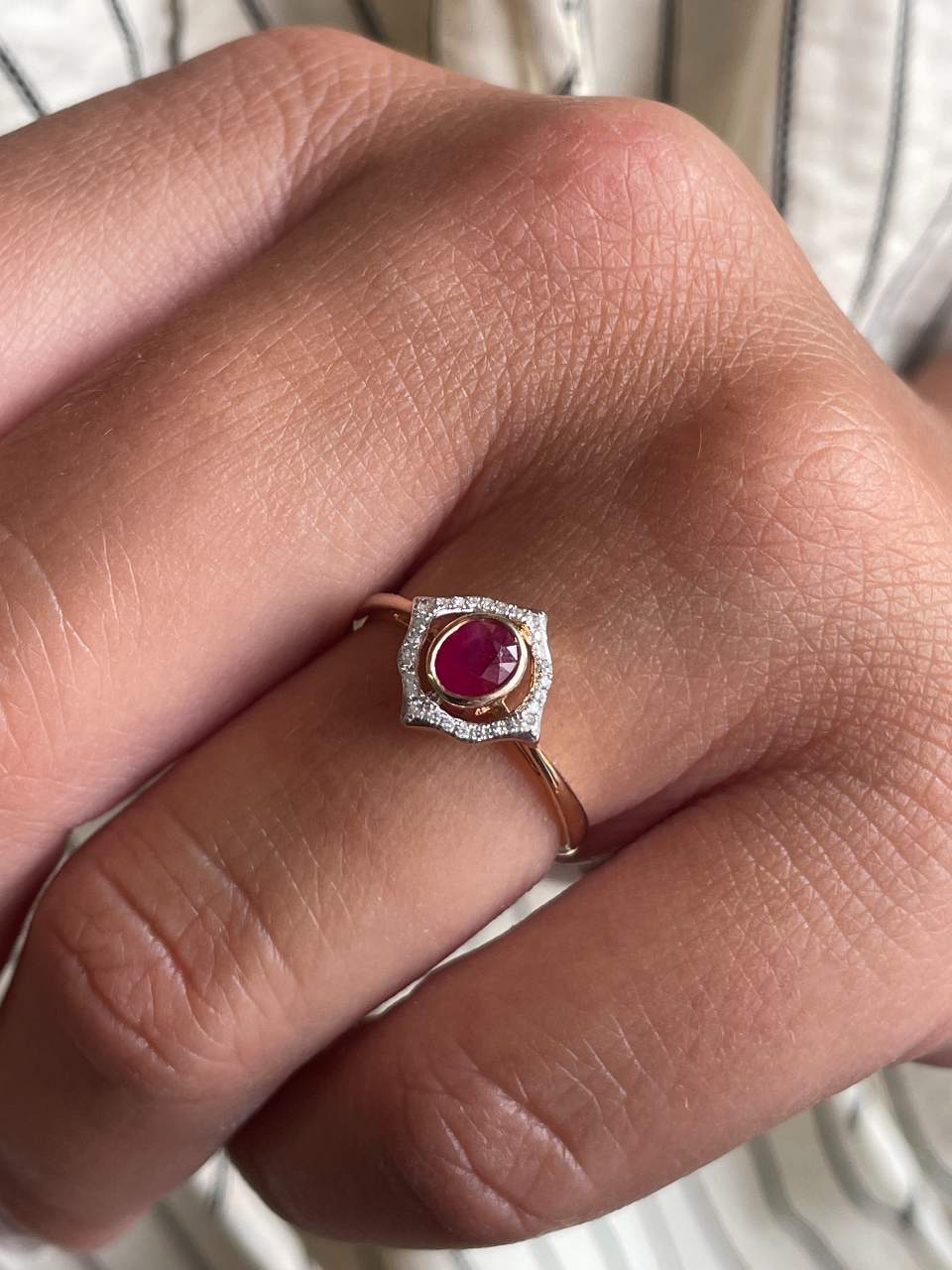 Anillo ELARIA con brillantes en oro de 14 ktes, diamantes y rubí/esmeralda