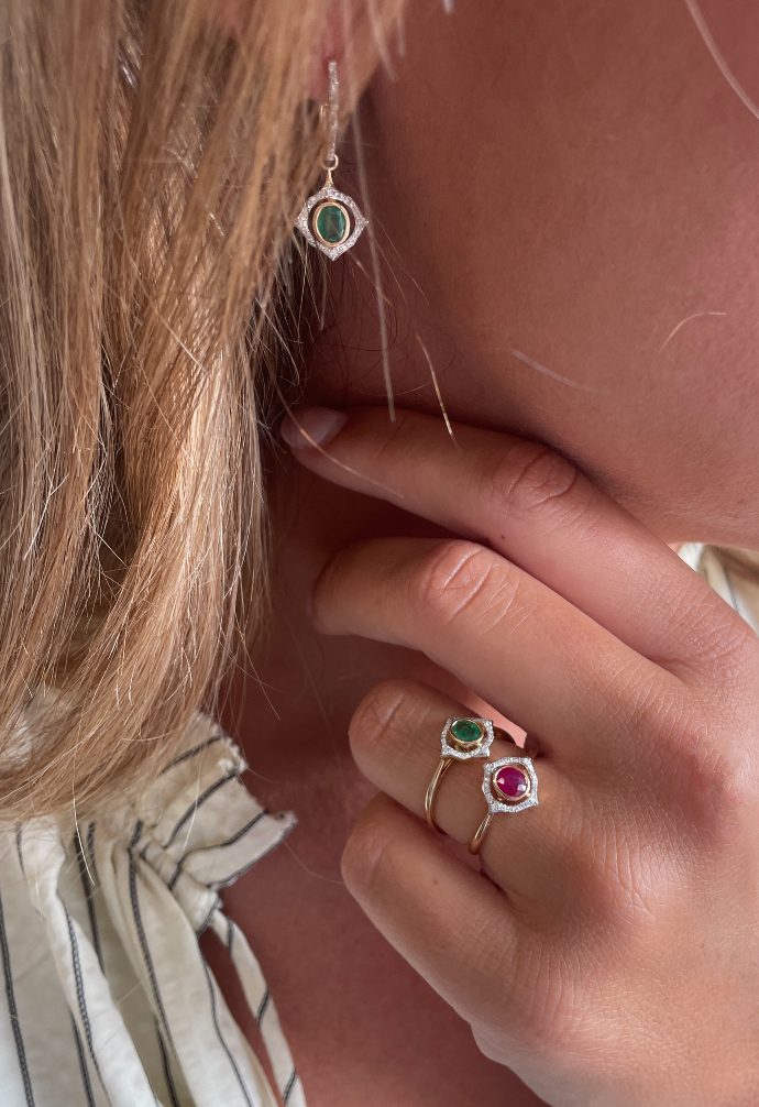 Anillo ELARIA con brillantes en oro de 14 ktes, diamantes y rubí/esmeralda