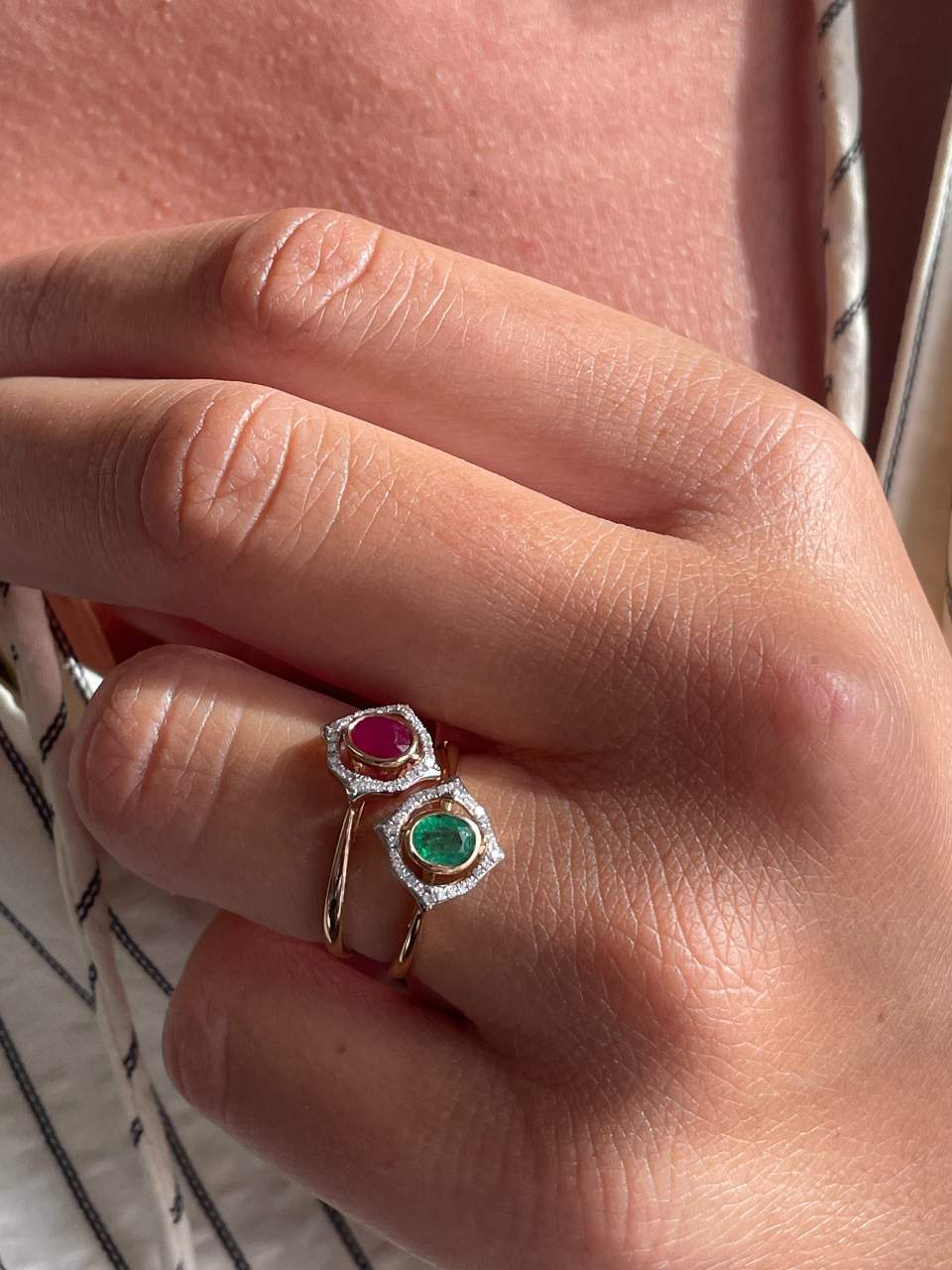 Anillo ELARIA con brillantes en oro de 14 ktes, diamantes y rubí/esmeralda