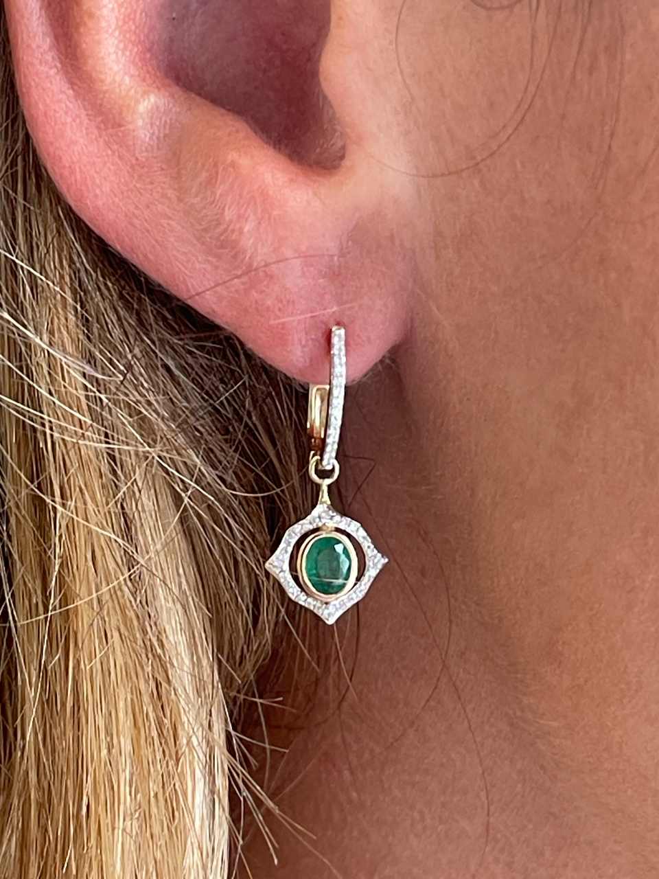 Pendientes NARELA en oro amarillo de 14 kilates, diamantes y esmeraldas