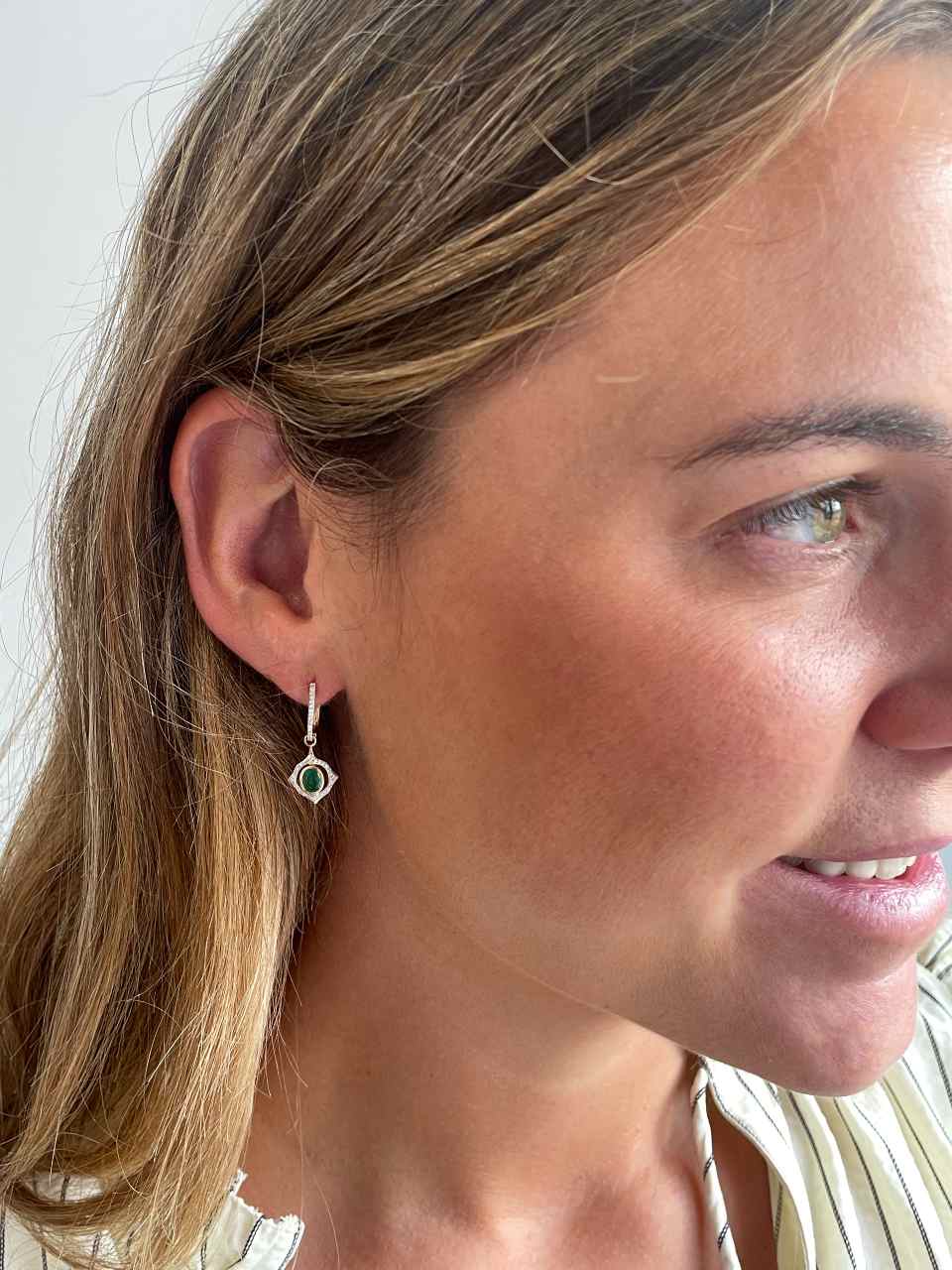 Pendientes NARELA en oro amarillo de 14 kilates, diamantes y esmeraldas