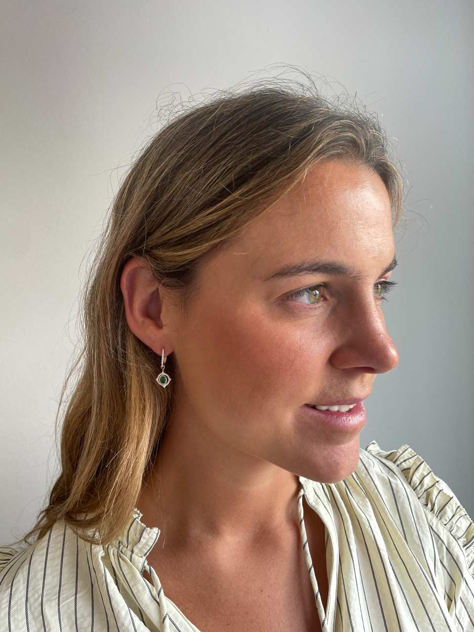 Pendientes NARELA en oro amarillo de 14 kilates, diamantes y esmeraldas