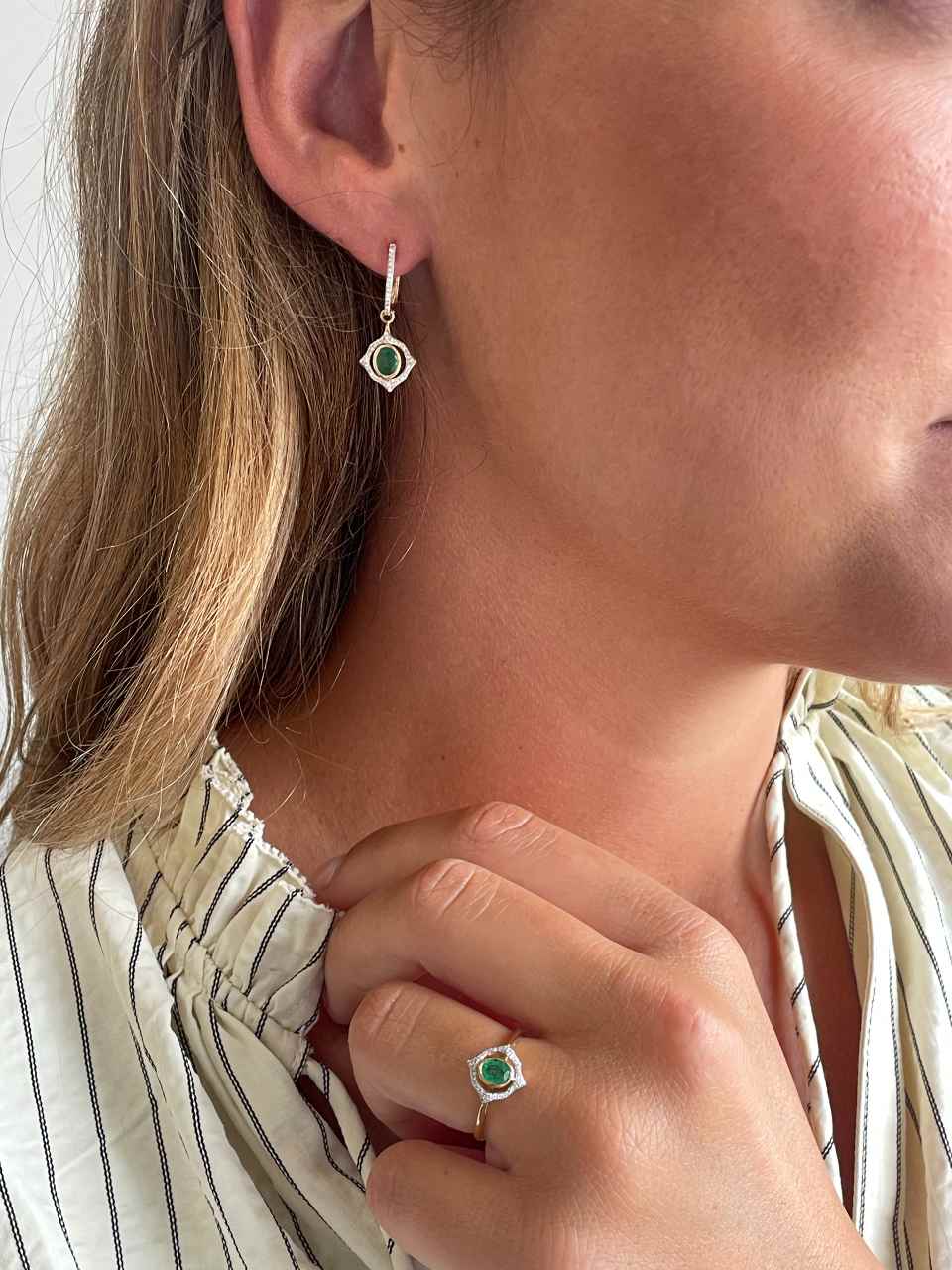 Pendientes NARELA en oro amarillo de 14 kilates, diamantes y esmeraldas