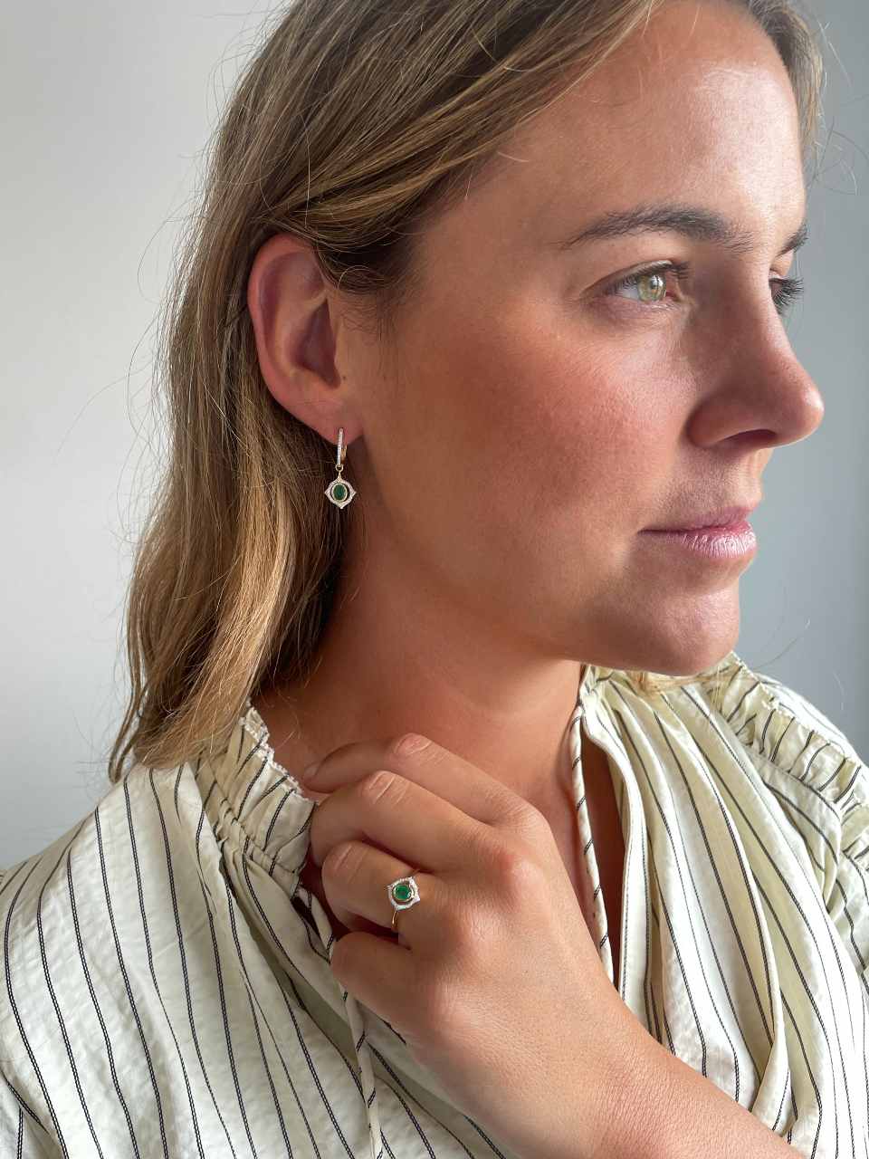 Pendientes NARELA en oro amarillo de 14 kilates, diamantes y esmeraldas