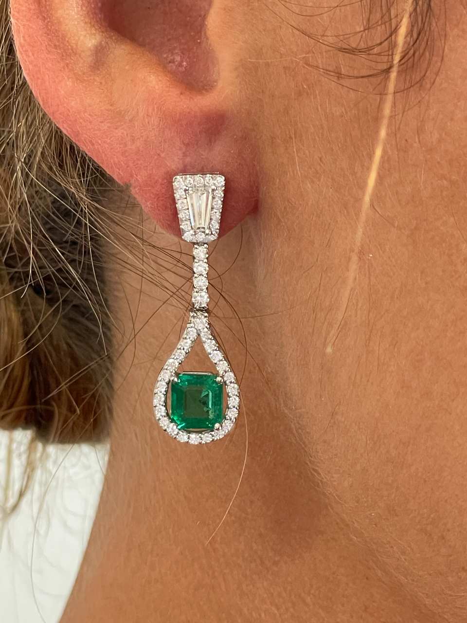 Pendientes PAWPAW largos oro blanco 18 ktes esmeralda y brillantes