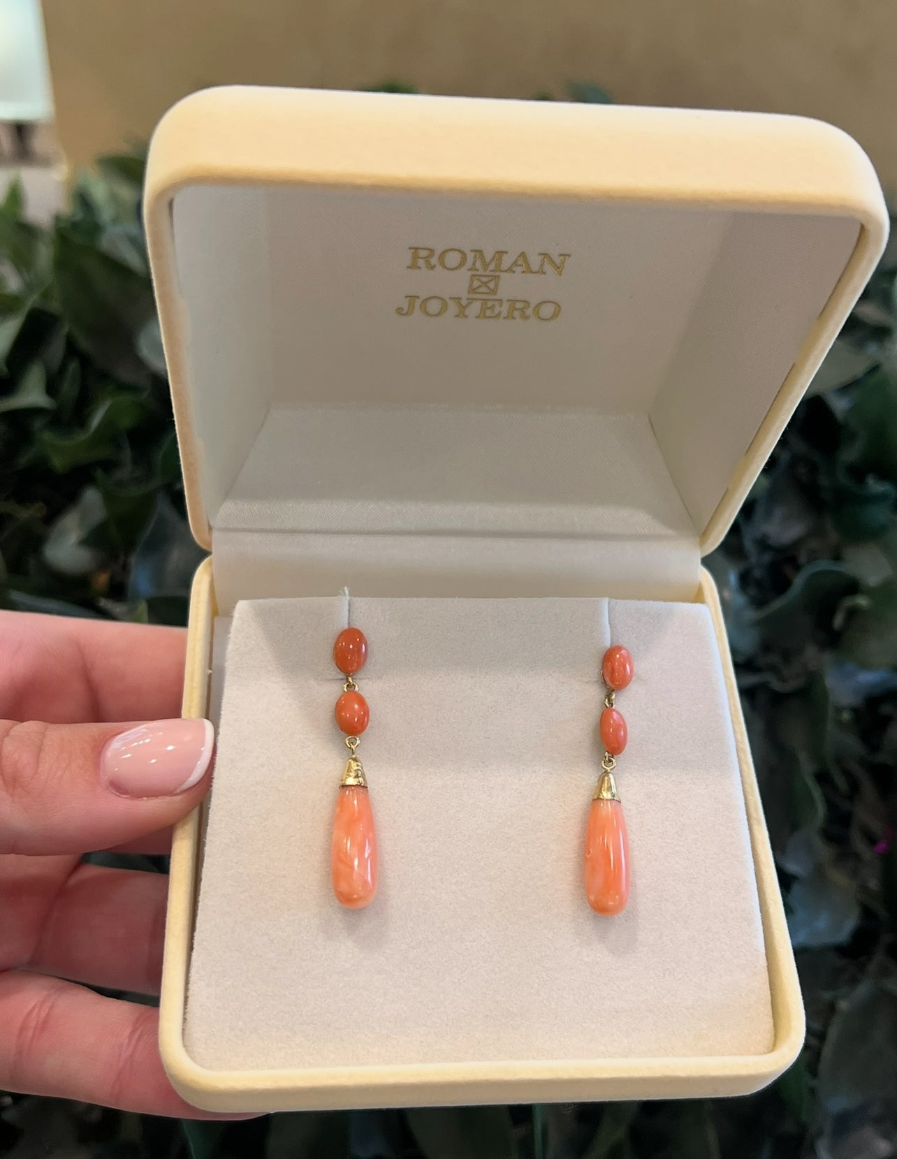 Pendientes LOLA de coral piel de angel y oro 18 kilates