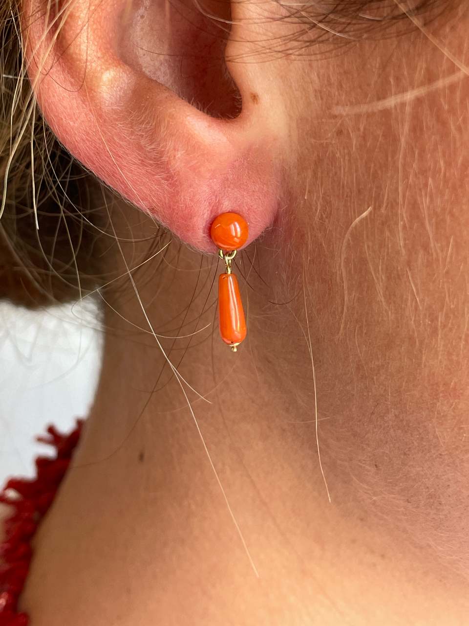 FINGI earring in 18-karat yellow gold and coral beads.