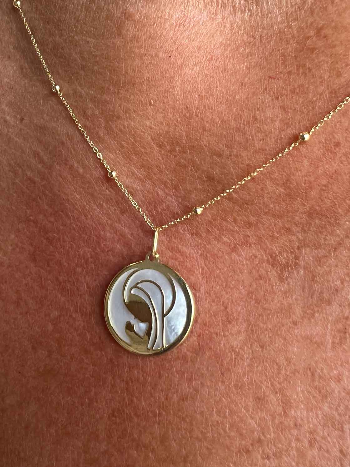 SARRIA medal of the Virgin Mary as a child in 18k yellow gold and mother-of-pearl