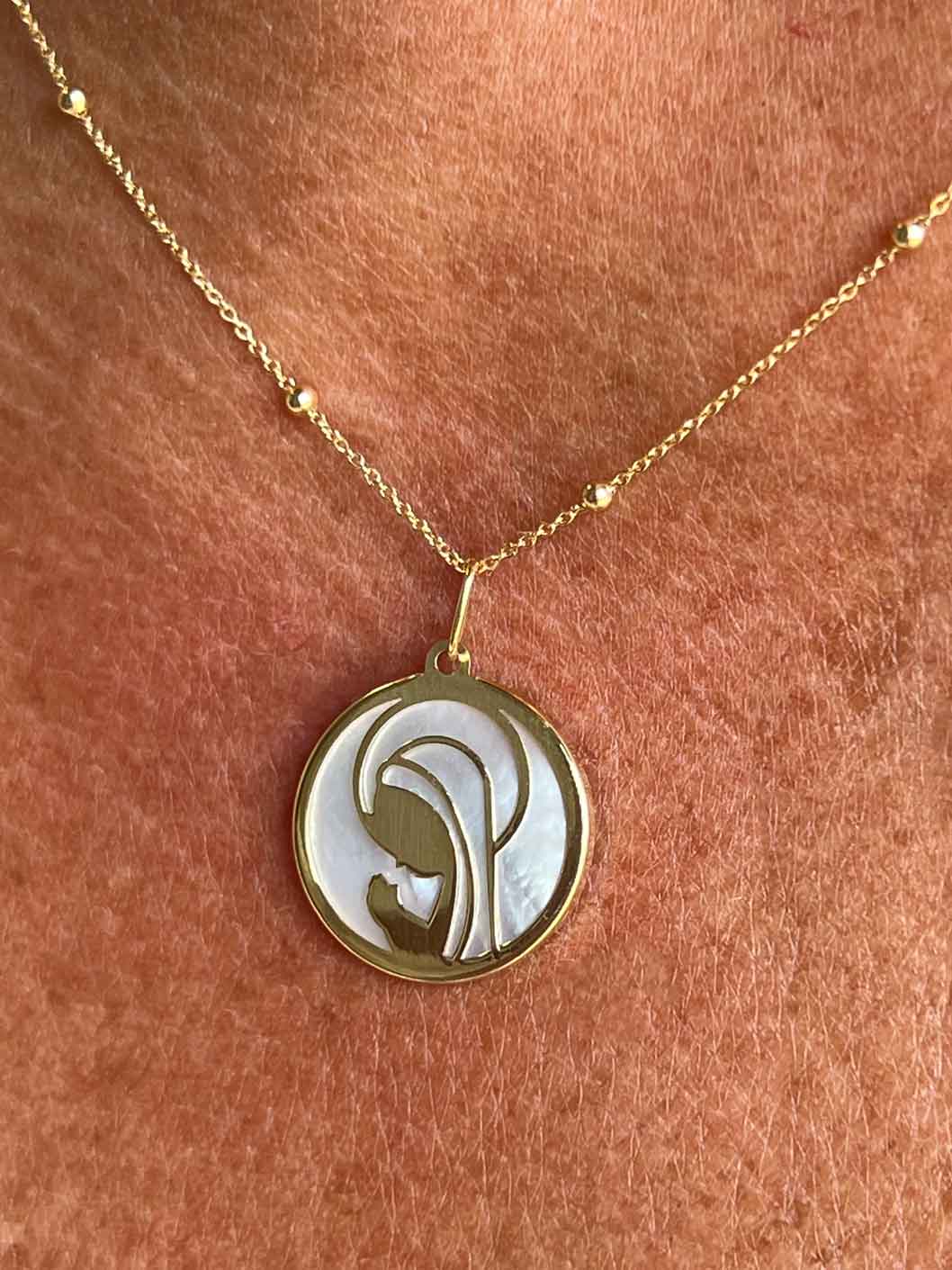 SARRIA medal of the Virgin Mary as a child in 18k yellow gold and mother-of-pearl