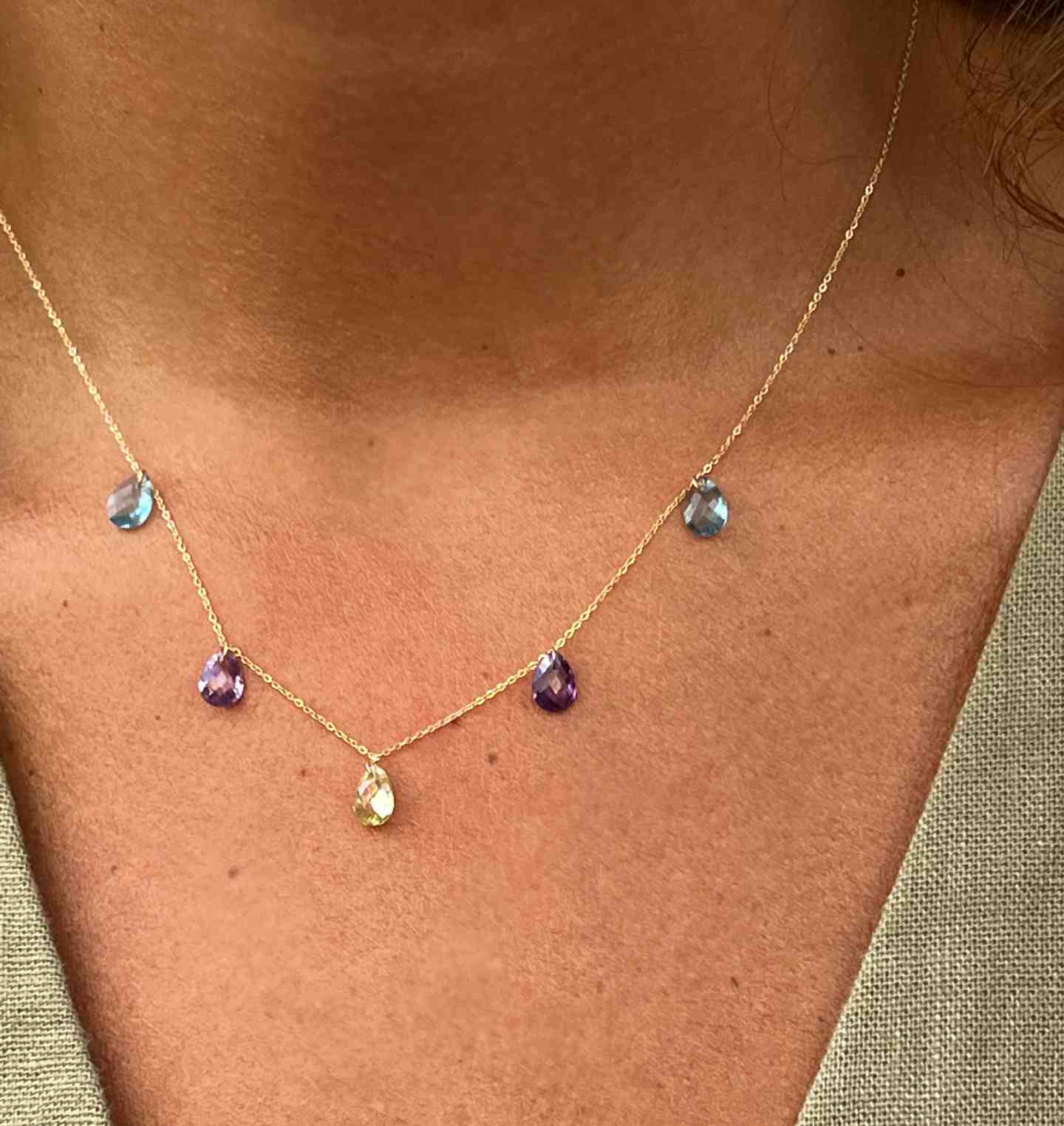 Gargantilla BURCU en oro amarillo con piñones de cuarzo