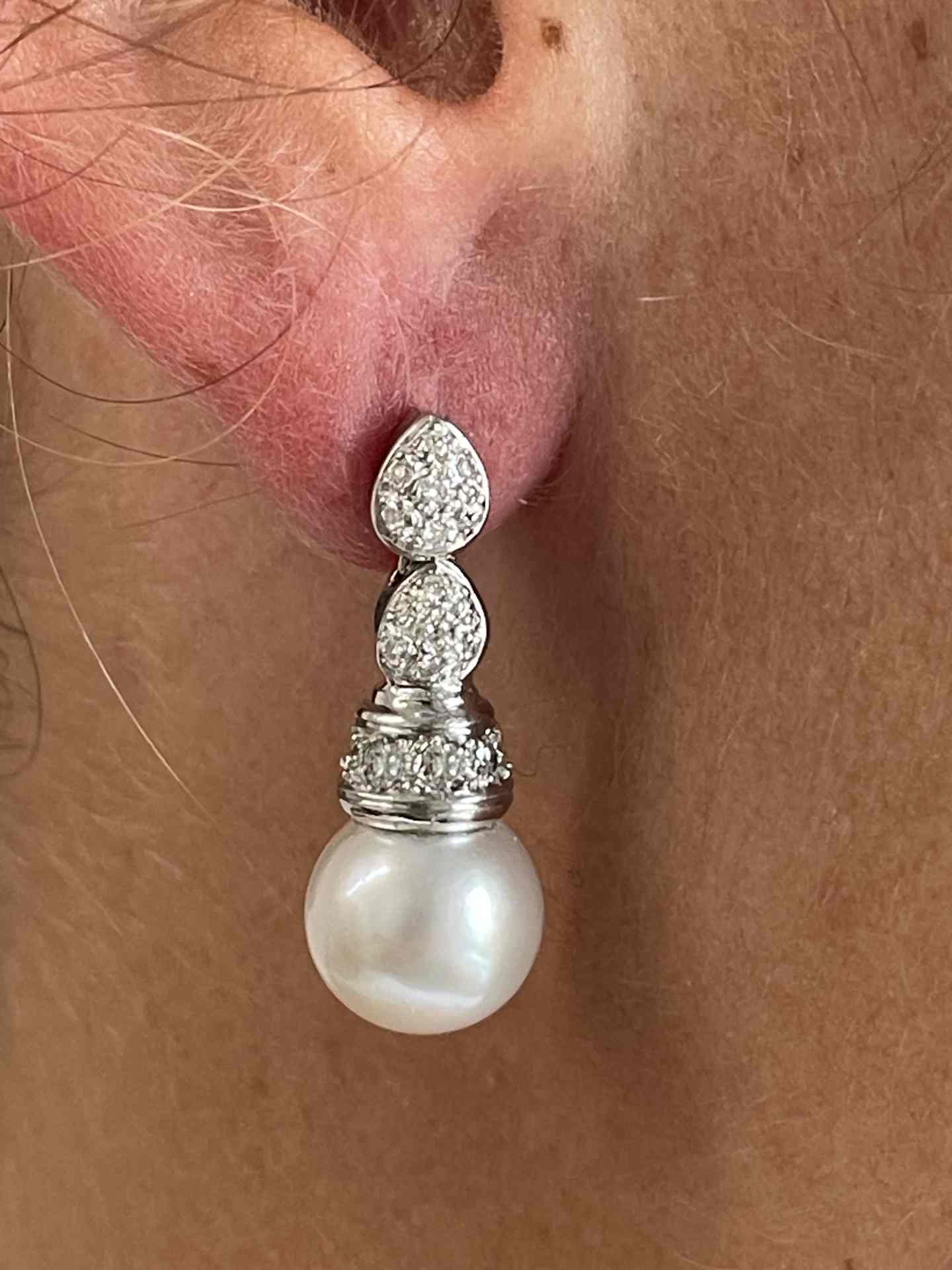 Pendiente PATO en oro blanco 18 ktes con brillantes y perlas australianas