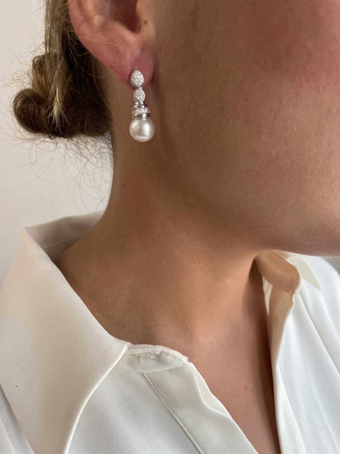 Pendiente PATO en oro blanco 18 ktes con brillantes y perlas australianas