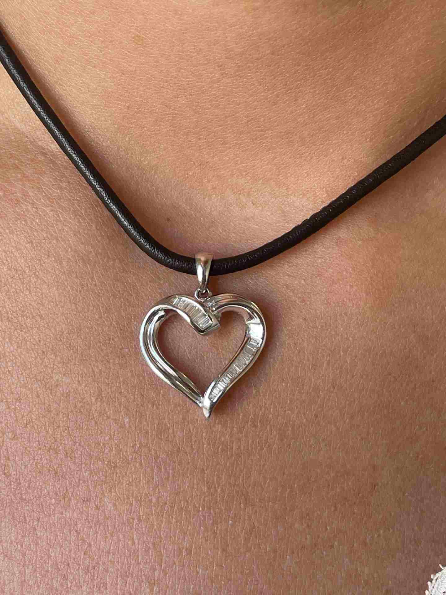 KIBO pendant in 18k white gold heart and baguettes