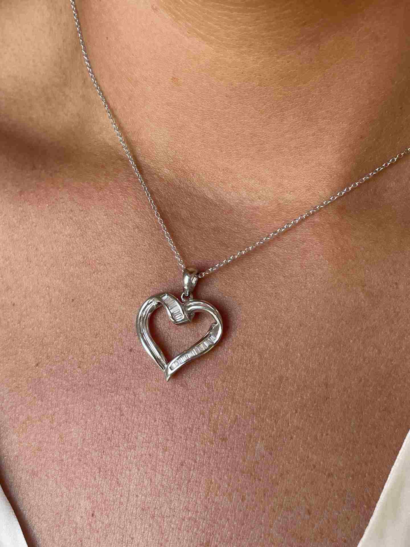 KIBO pendant in 18k white gold heart and baguettes