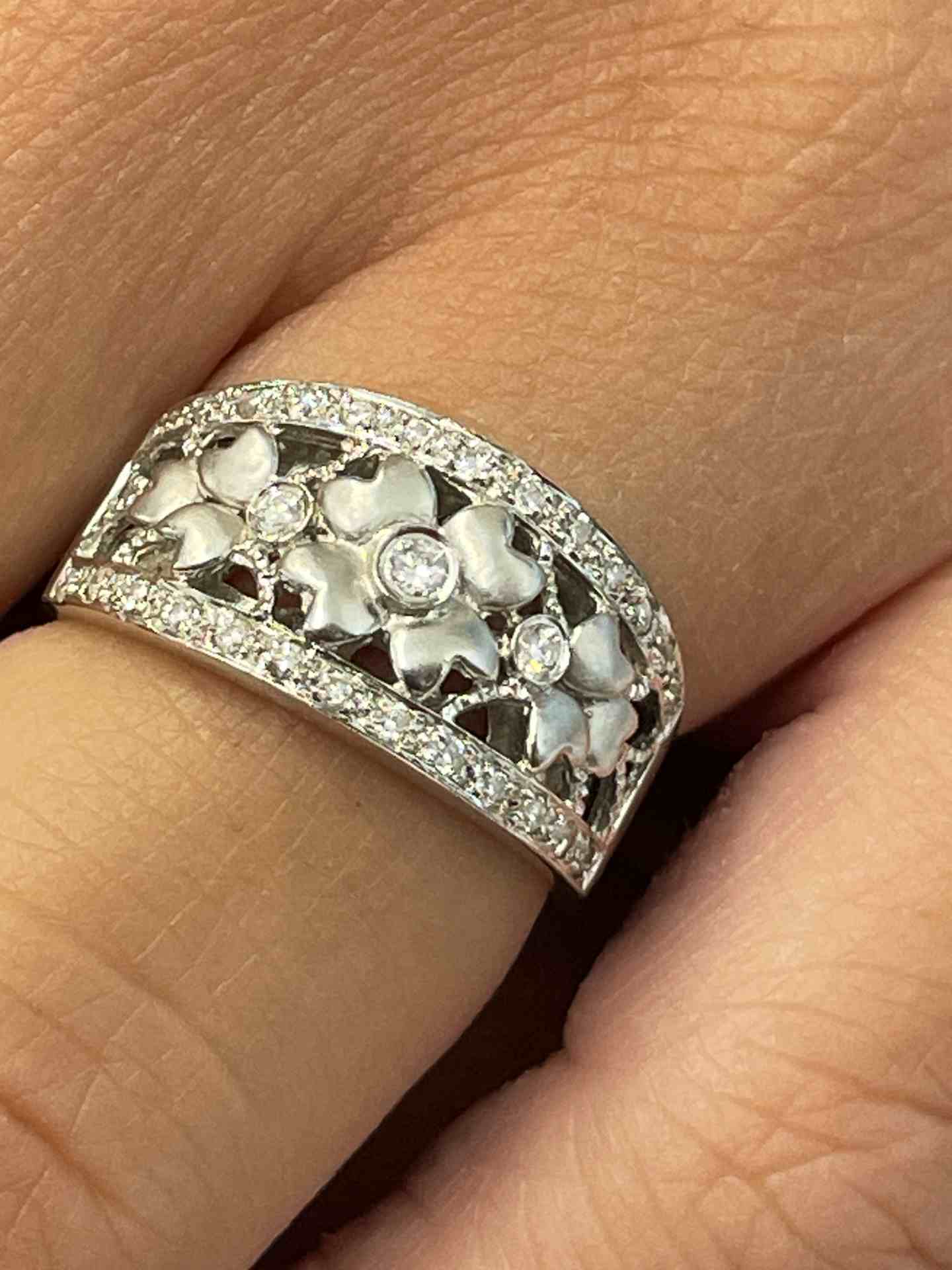 Anillo ONIS con detalle florido en oro blanco de 18 ktes con brillantes.