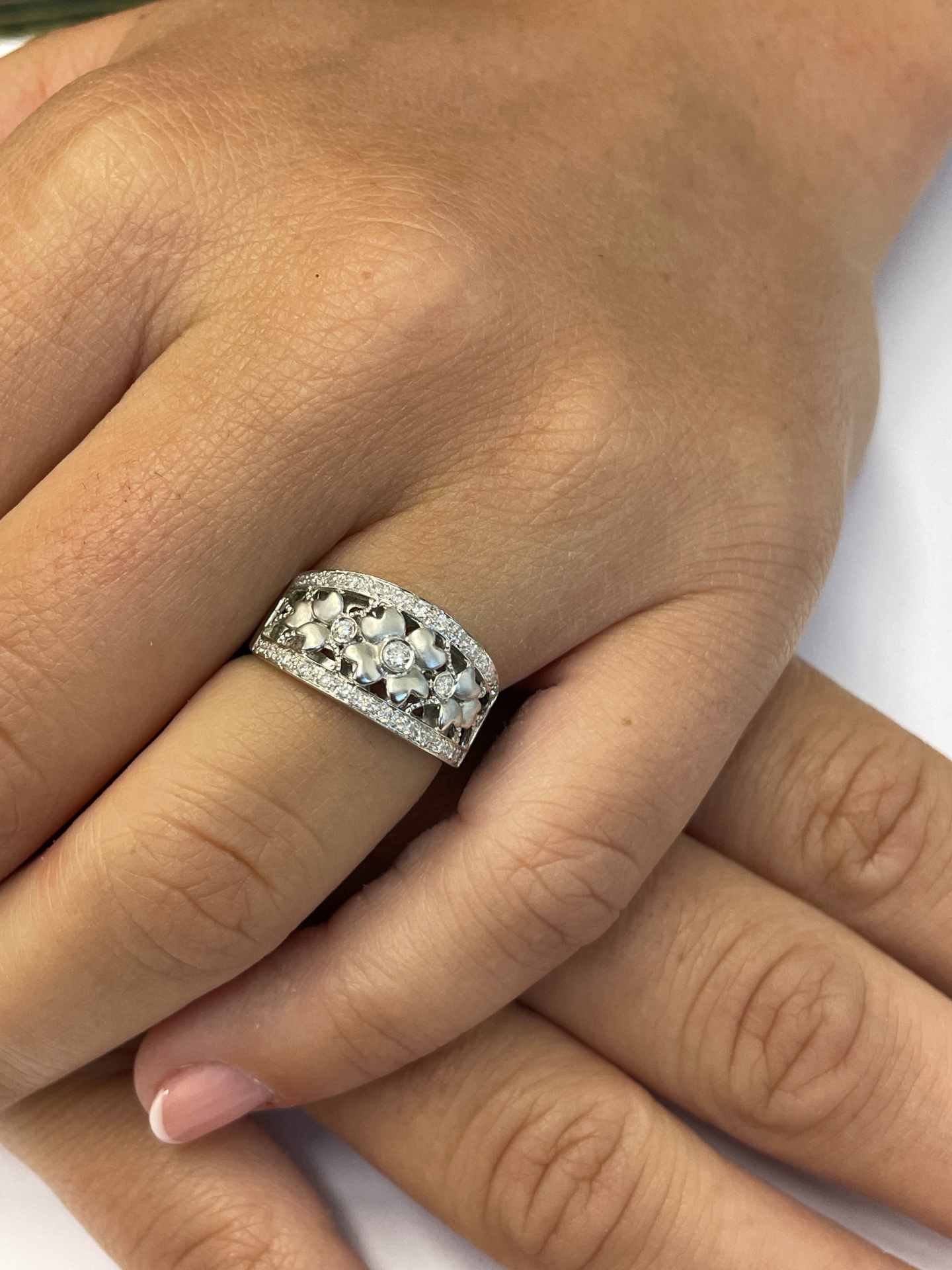 Anillo ONIS con detalle florido en oro blanco de 18 ktes con brillantes.