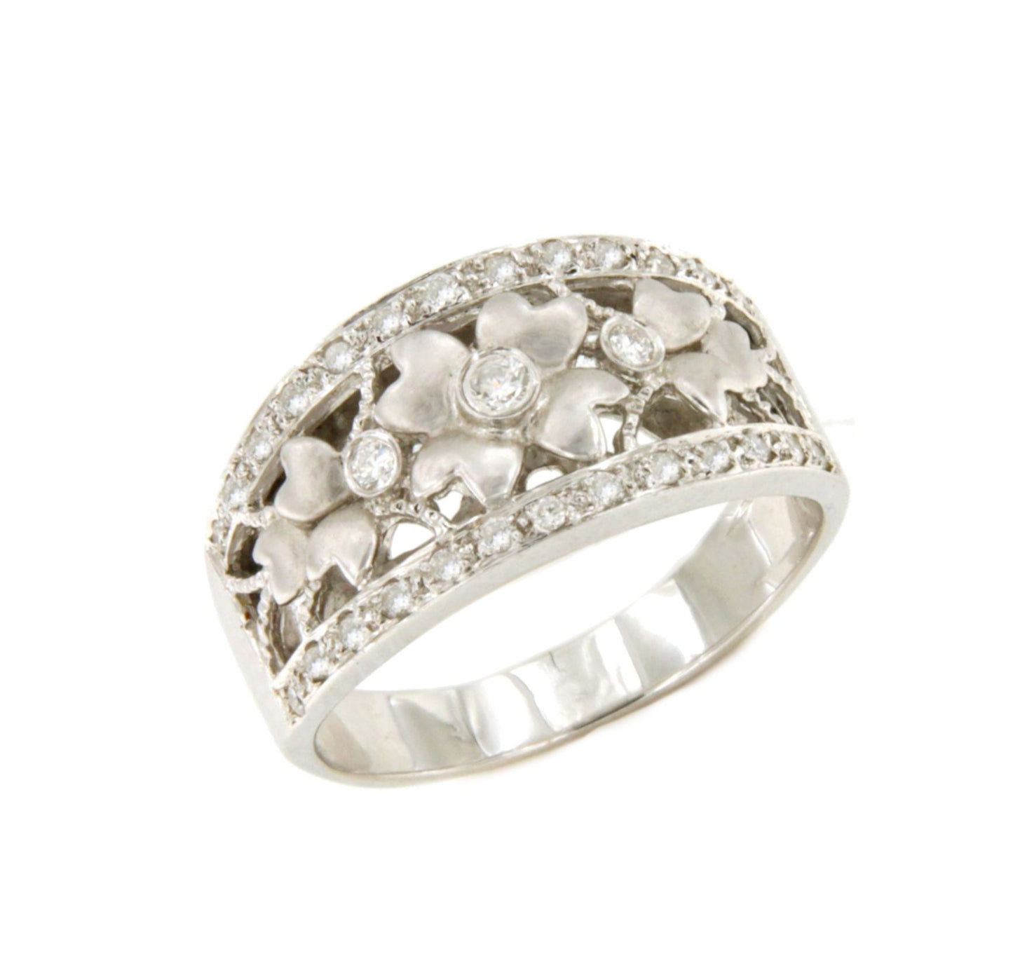 Anillo ONIS con detalle florido en oro blanco de 18 ktes con brillantes.